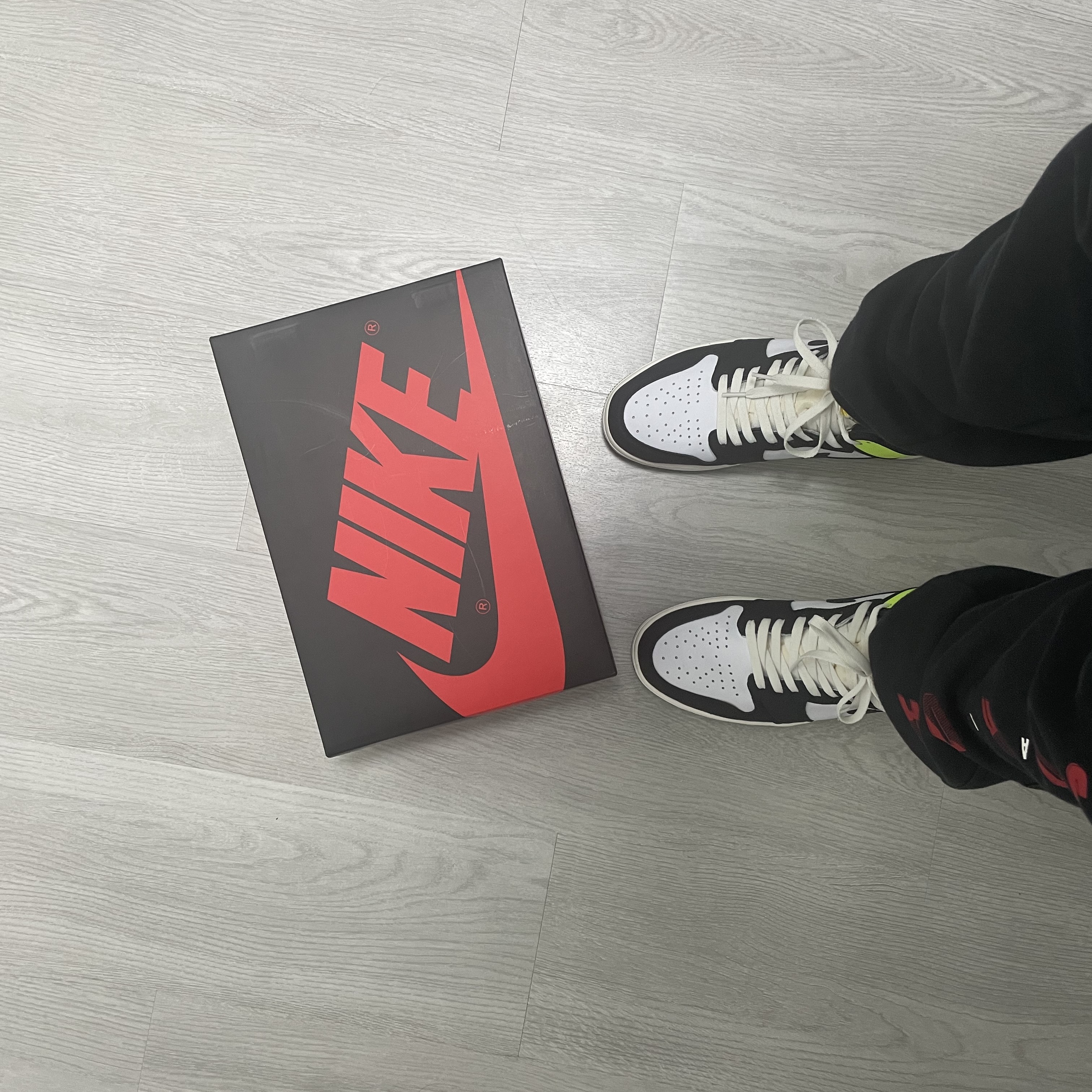 Jordan 1 Retro High OG Volt Gold 착용 스타일 - 3