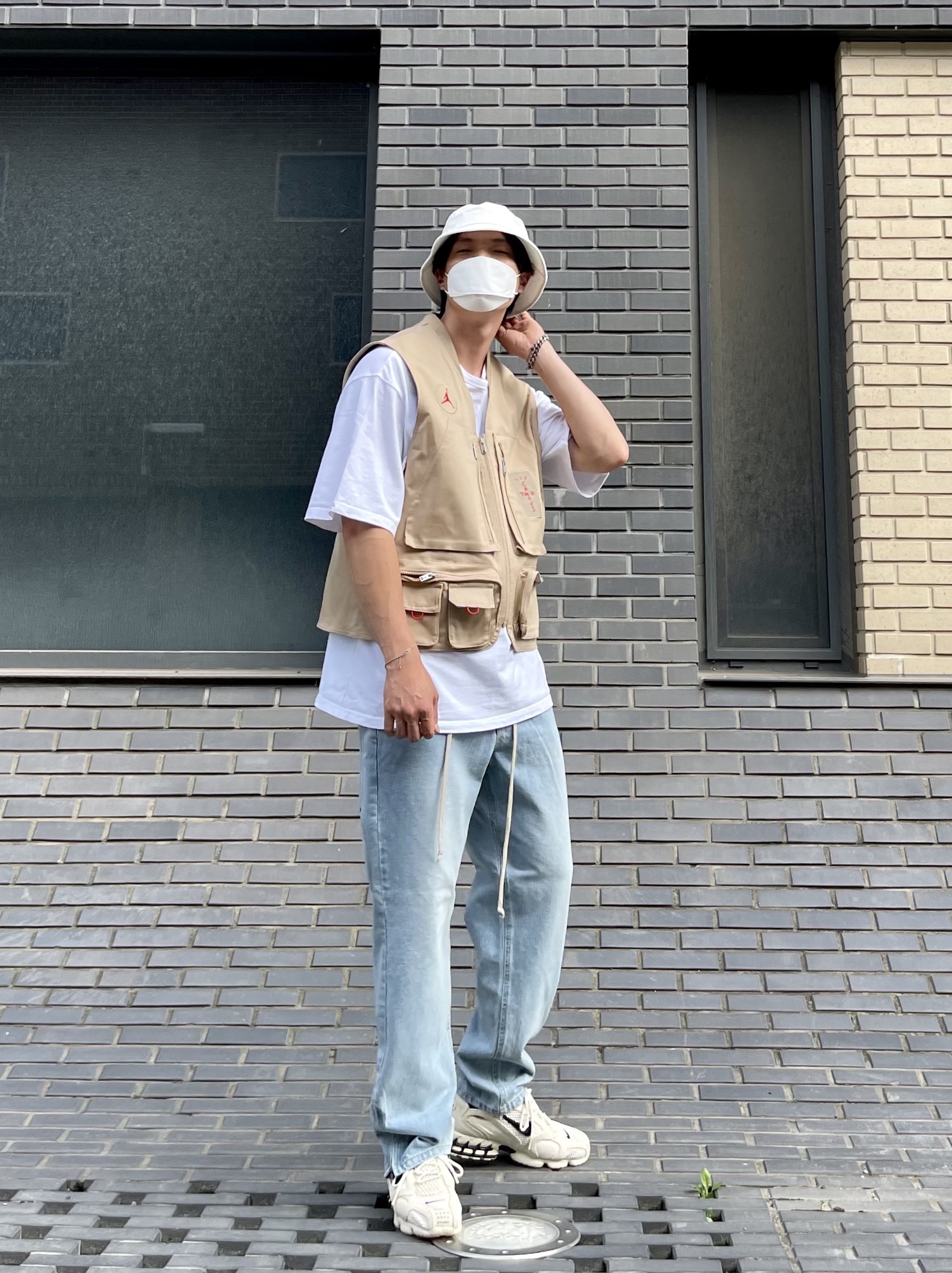 Nike x Stussy Air Zoom Spiridon Cage 2 Fossil, Jordan x Travis Scott Utility Vest - Asia 착용 스타일 - 1