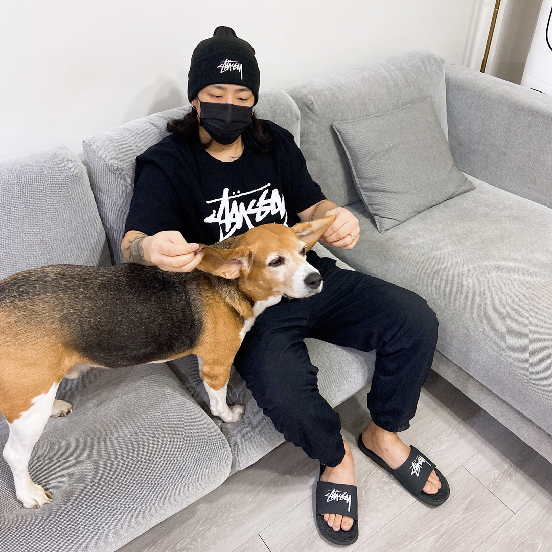 Nike x Stussy Benassi Slide Off Noir, Stussy World Tour T-Shirt Black 착용 스타일
