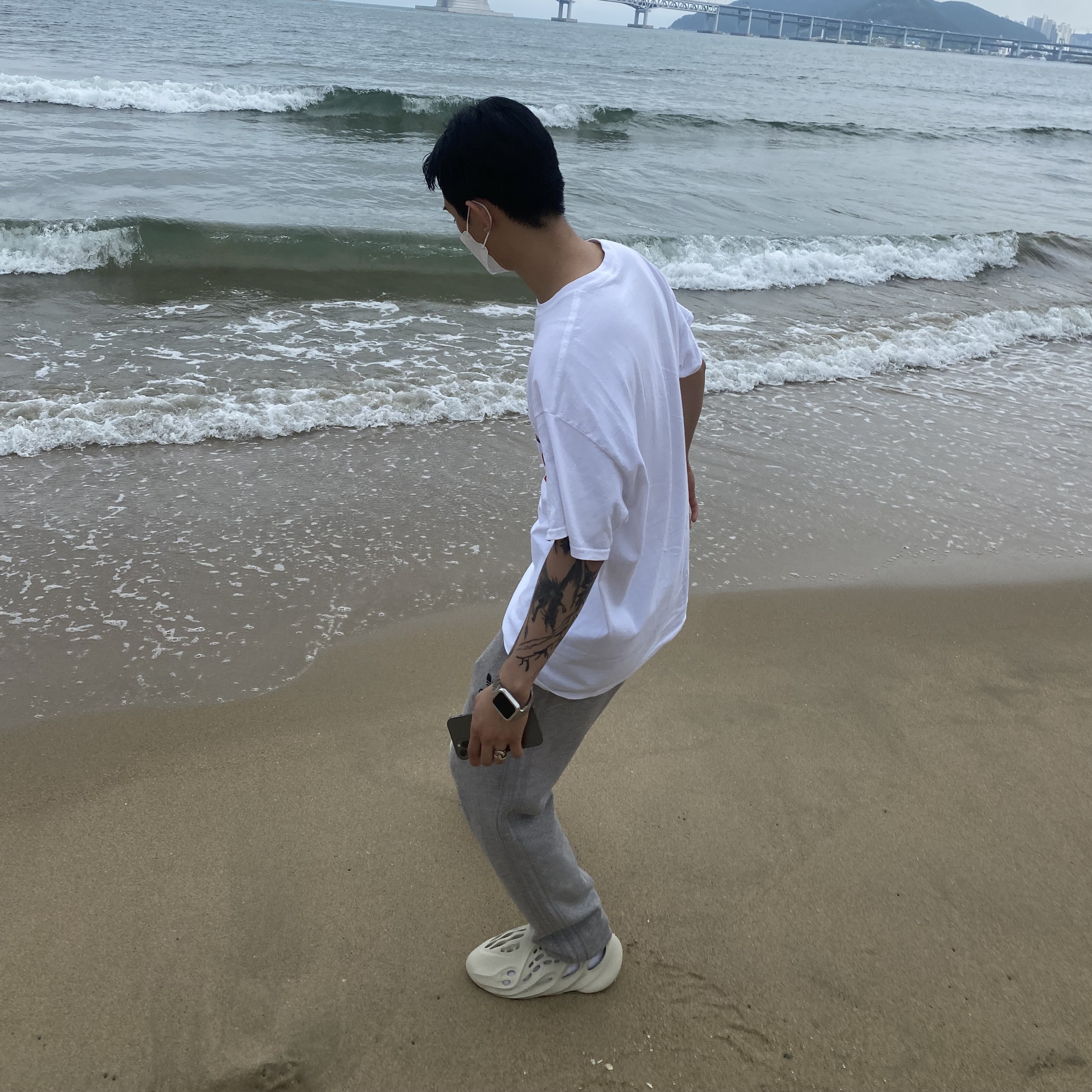 Adidas Yeezy Foam RNNR Sand 착용 스타일 - 2