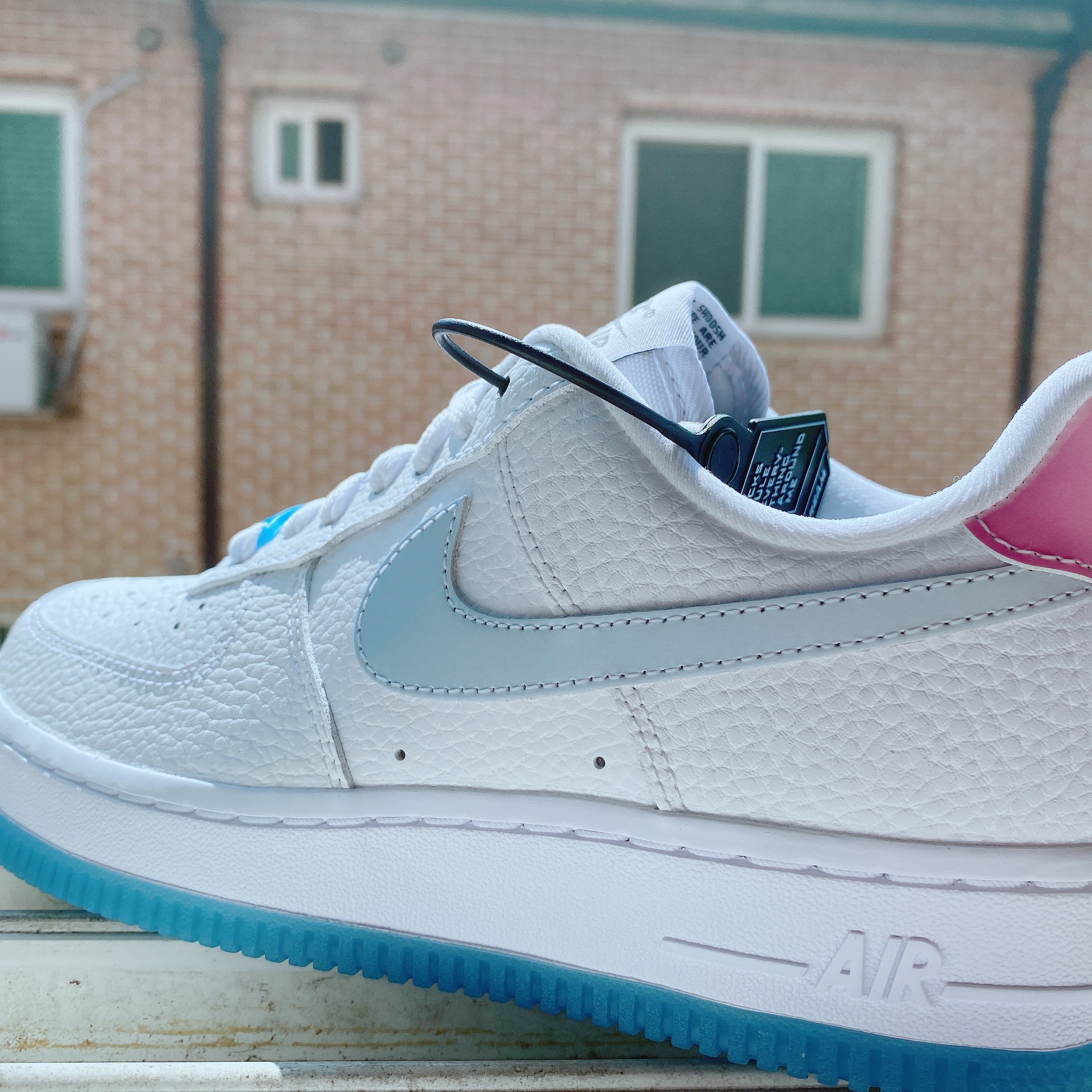 (W) Nike Air Force 1 '07 LX White University Blue 착용 스타일 - 3
