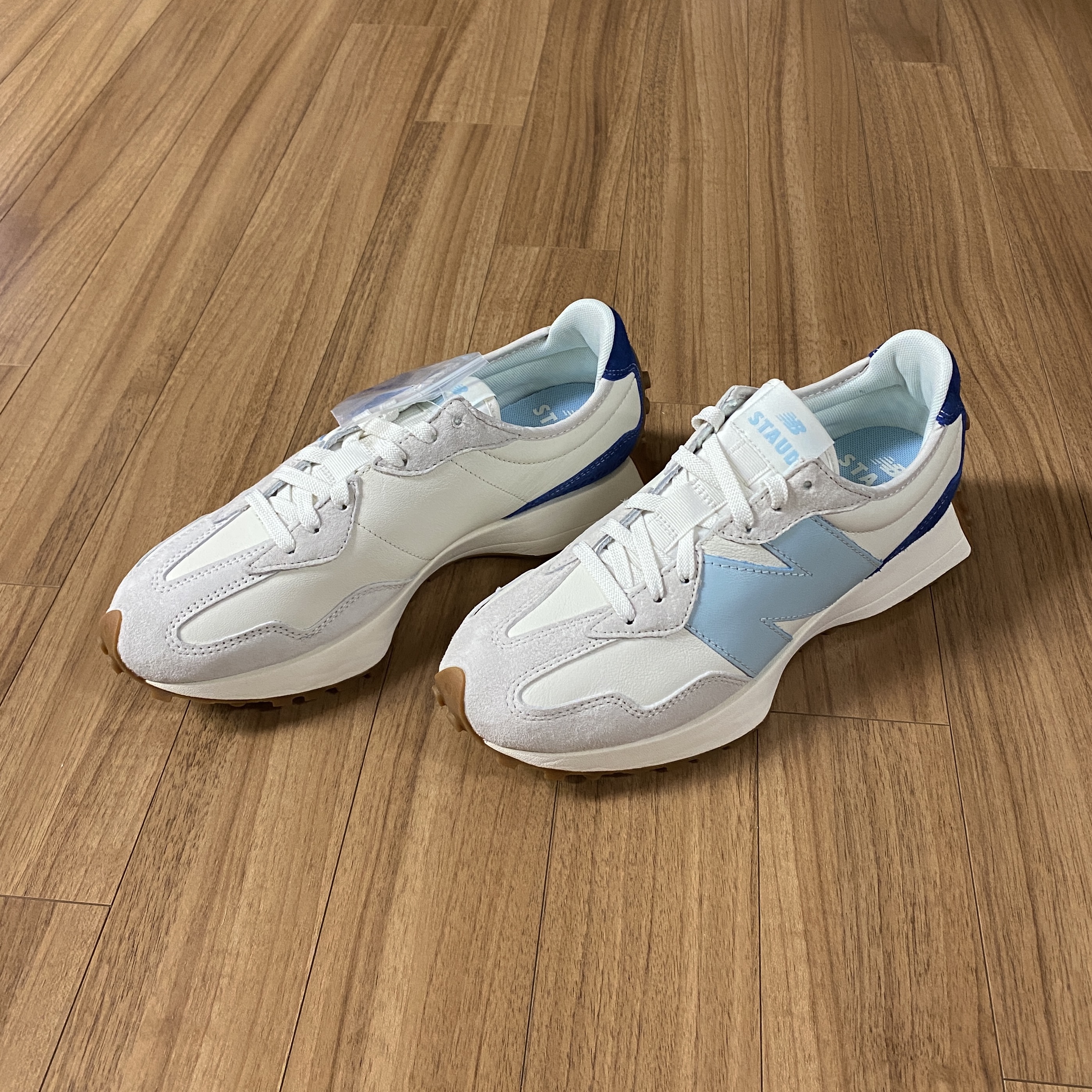 New Balance x Staud 327 Sea Salt Atlantic 착용 스타일 - 2