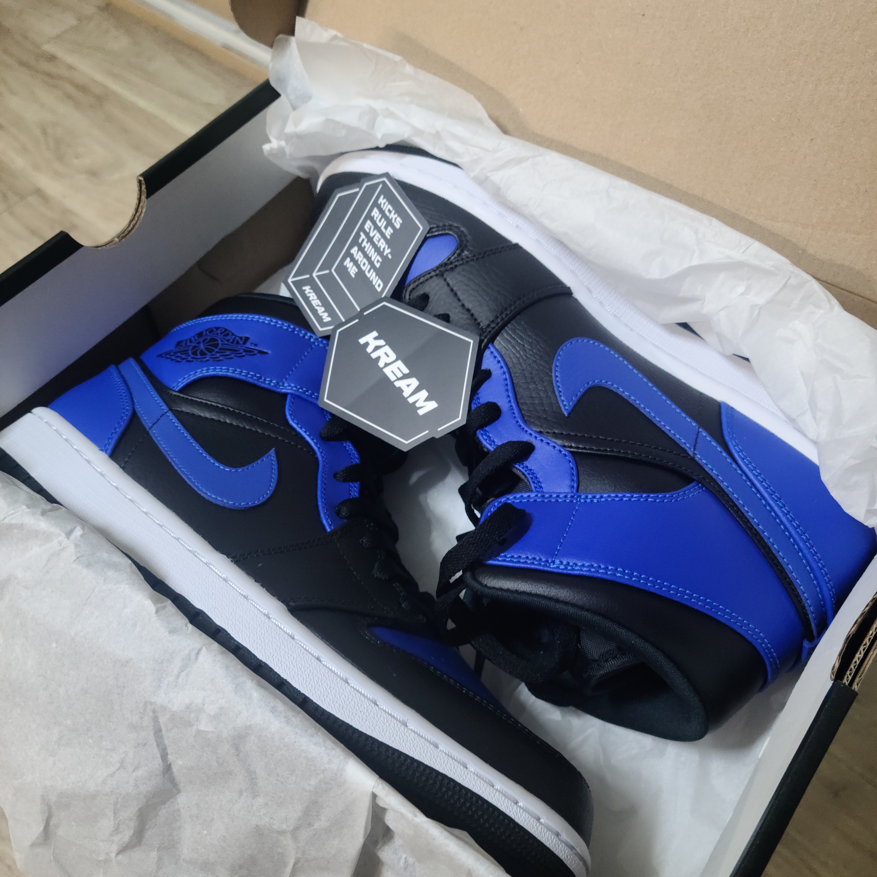 Jordan 1 Mid Black Hyper Royal 착용 스타일