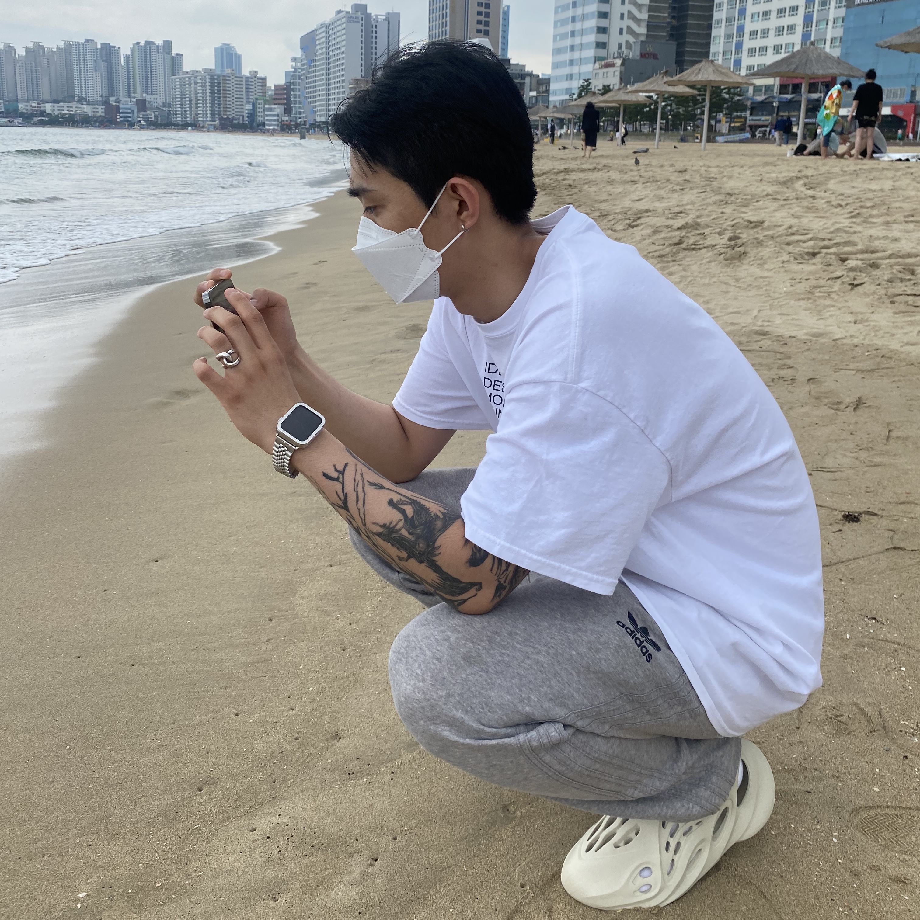 Adidas Yeezy Foam RNNR Sand 착용 스타일 - 1