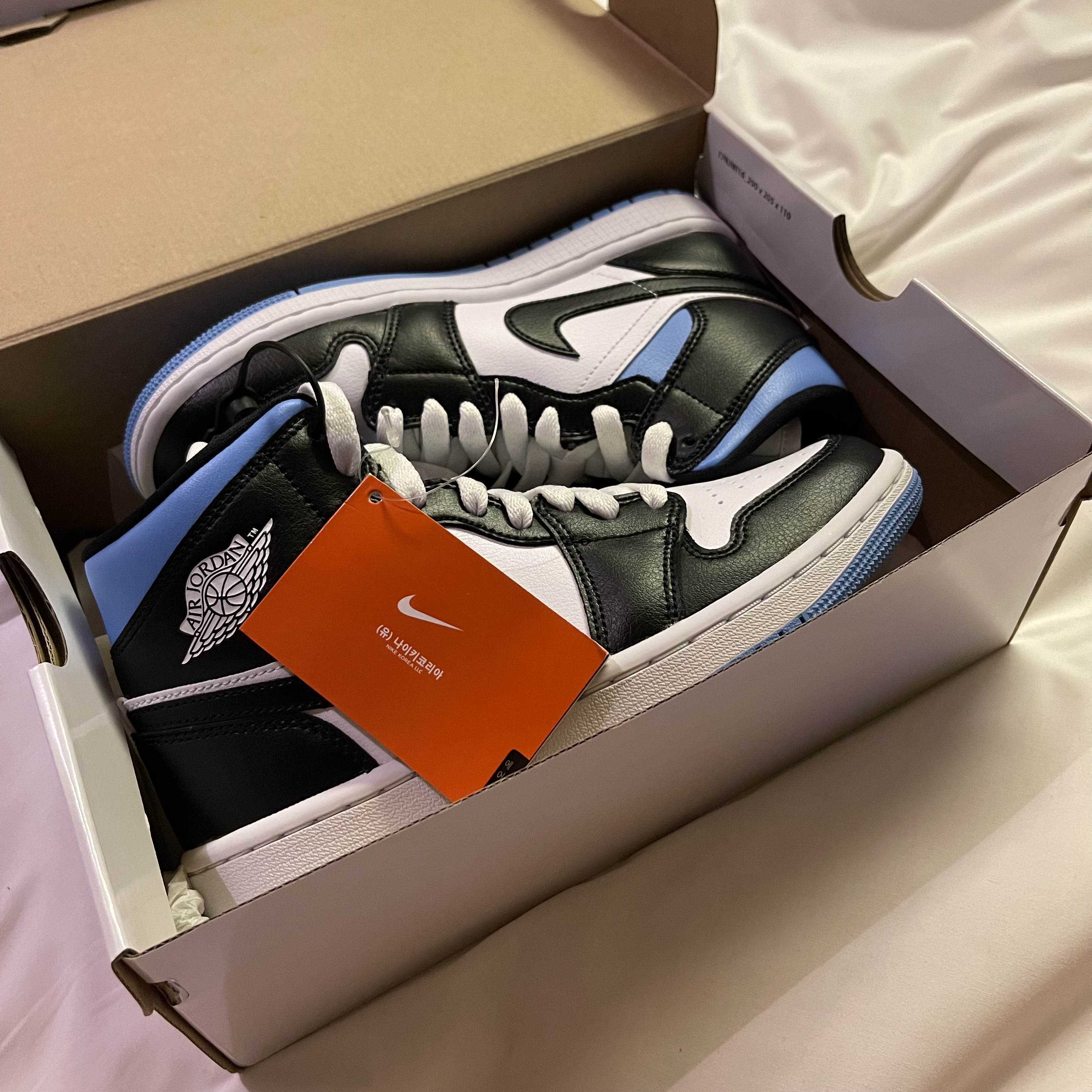 (W) Jordan 1 Mid White Black University Blue 착용 스타일 - 1
