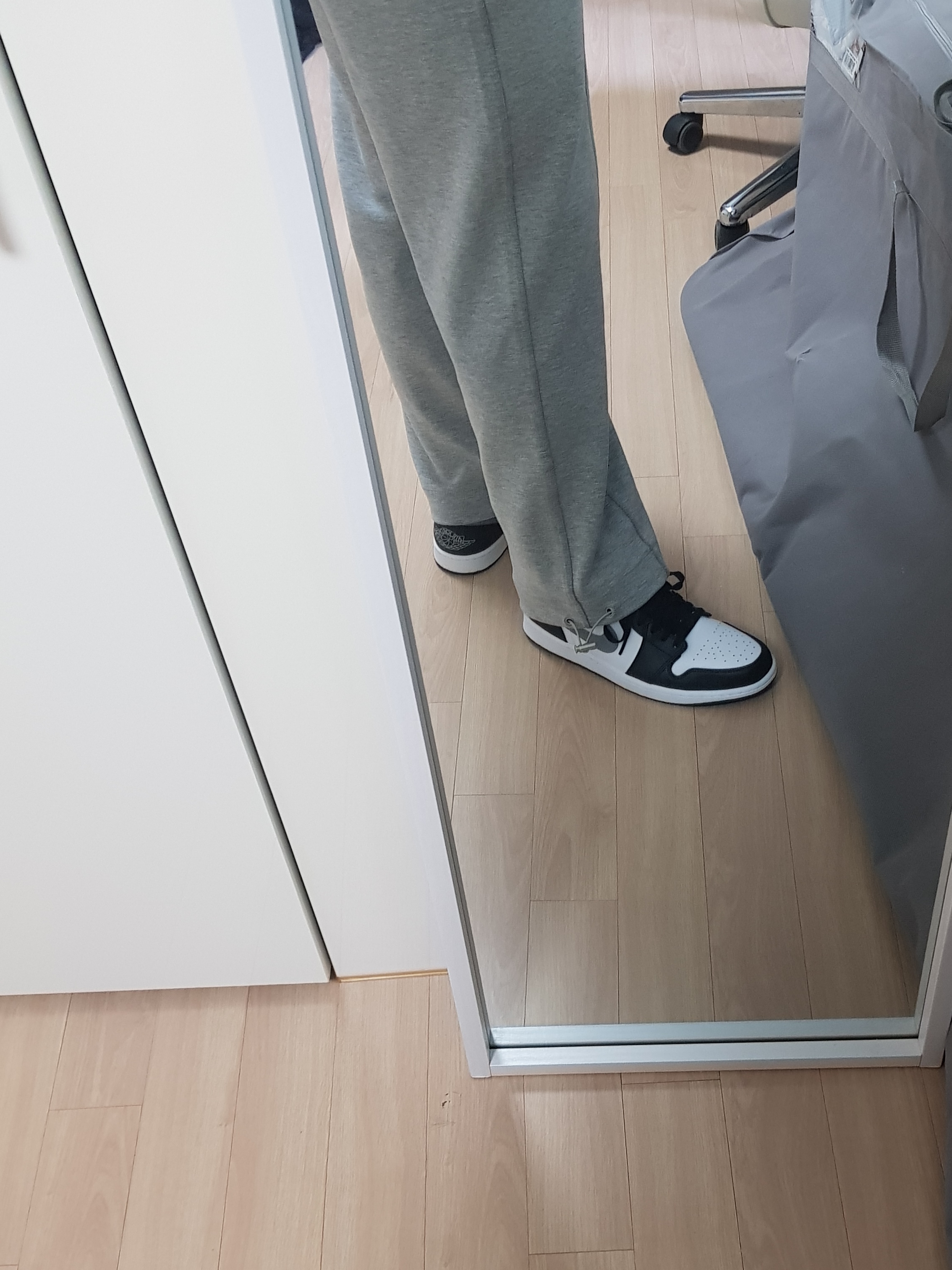 Jordan 1 Low Black Particle Grey 착용 스타일 - 3