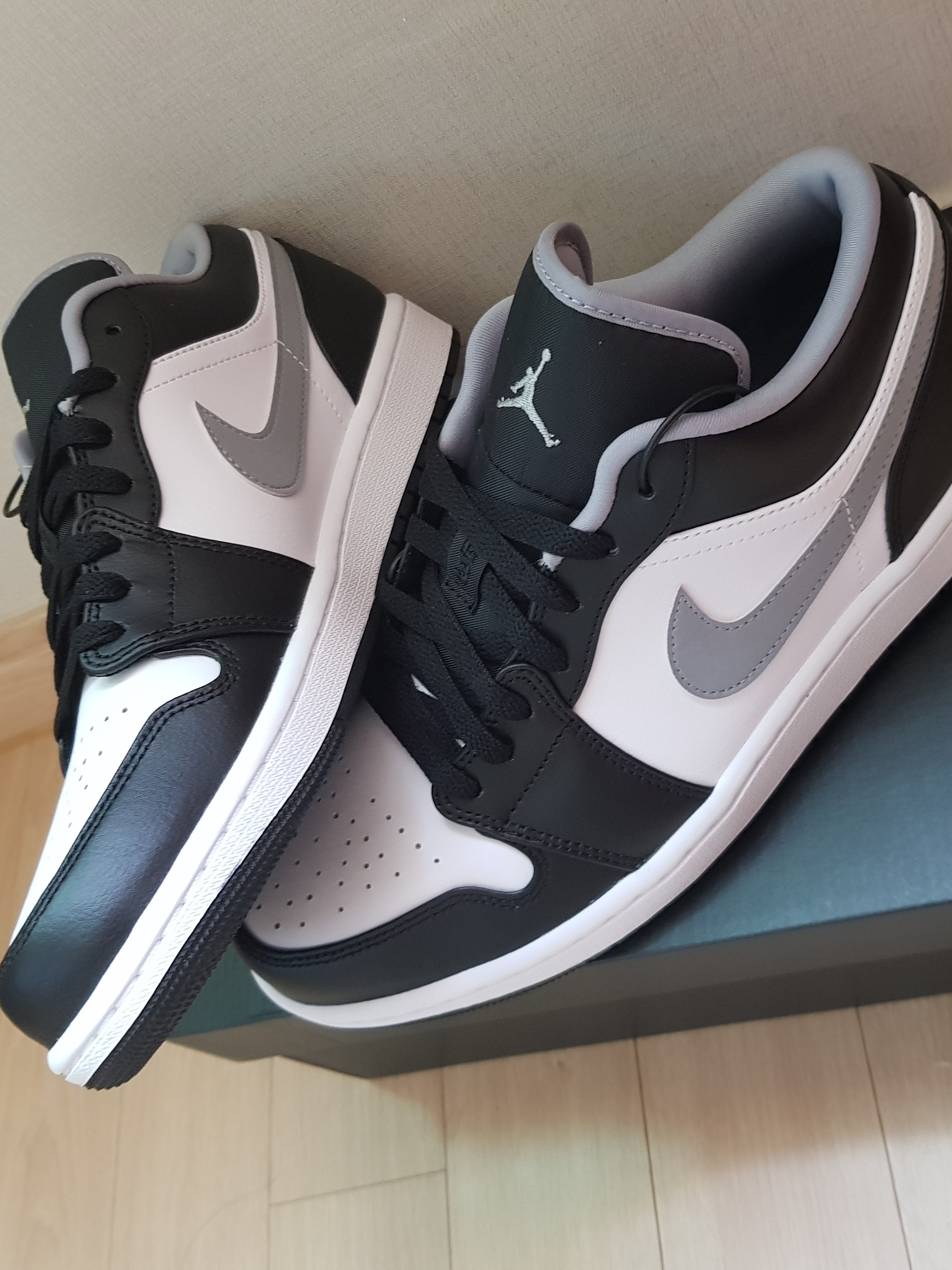 Jordan 1 Low Black Particle Grey 착용 스타일 - 1