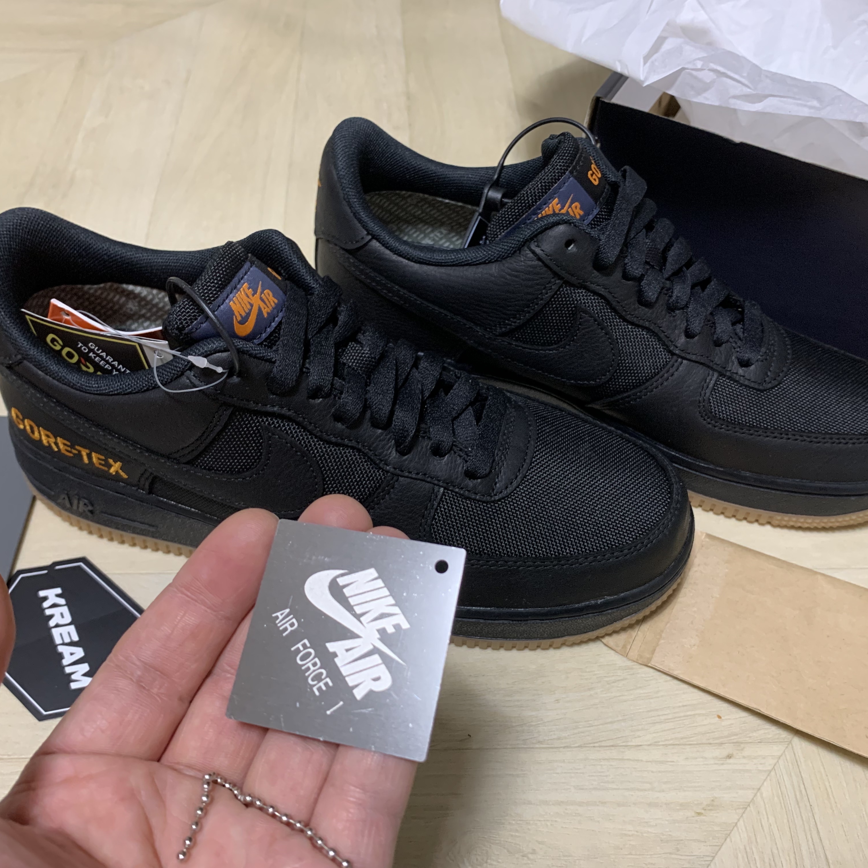 Nike Air Force 1 Low Gore-Tex Black Light Carbon 착용 스타일 - 2