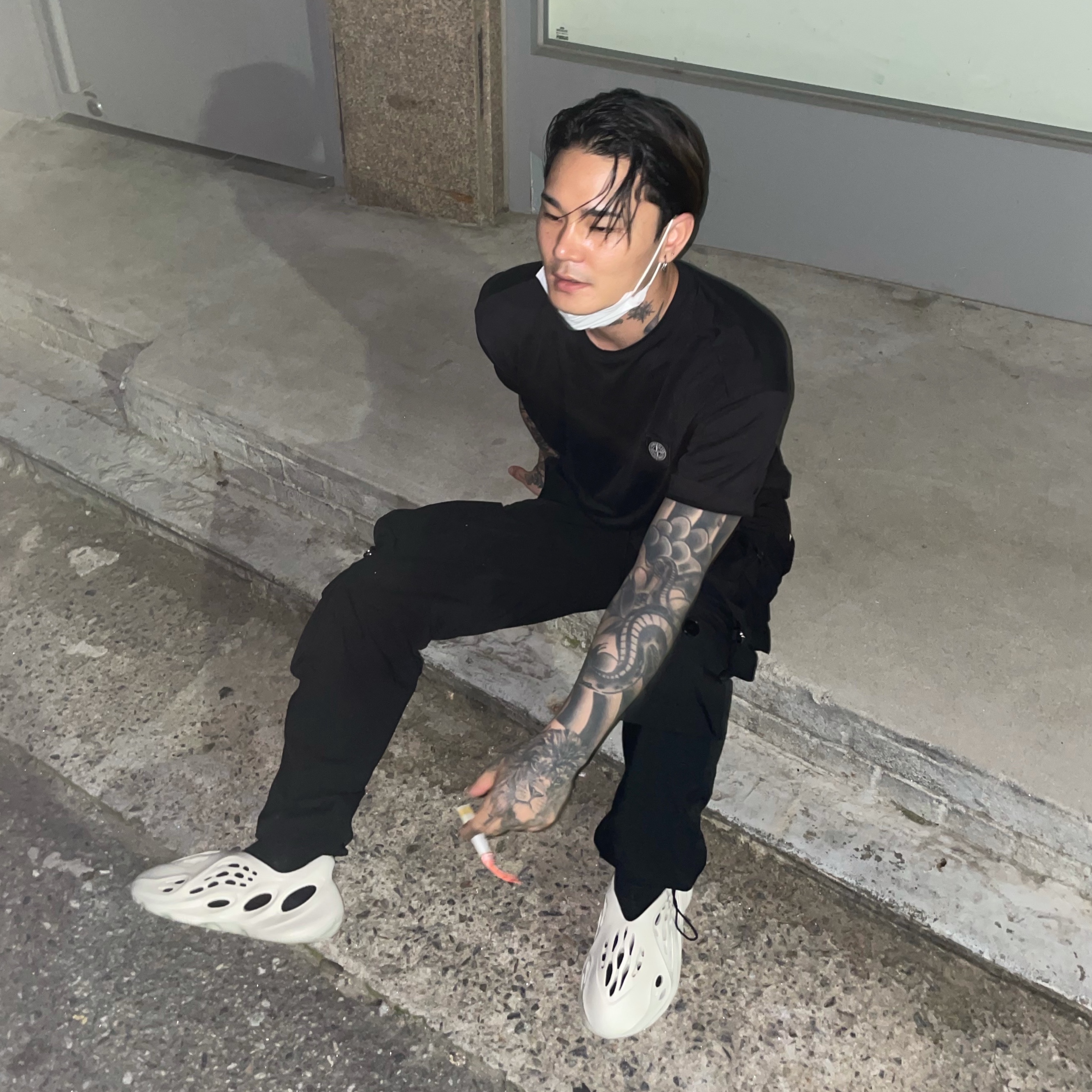 Adidas Yeezy Foam RNNR Sand 착용 스타일