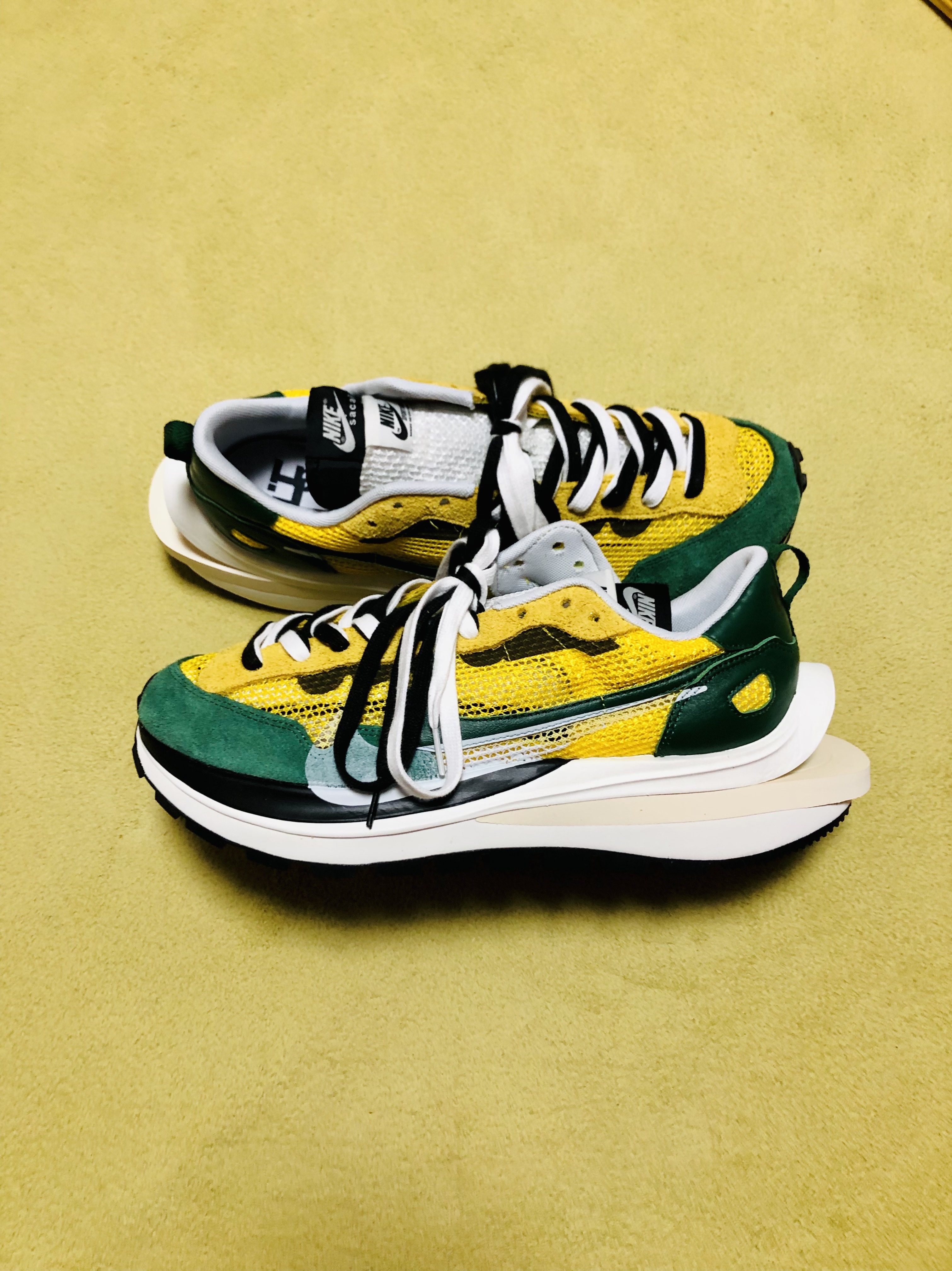 Nike x Sacai VaporWaffle Tour Yellow & Gorge Green Sail 착용 스타일 - 3