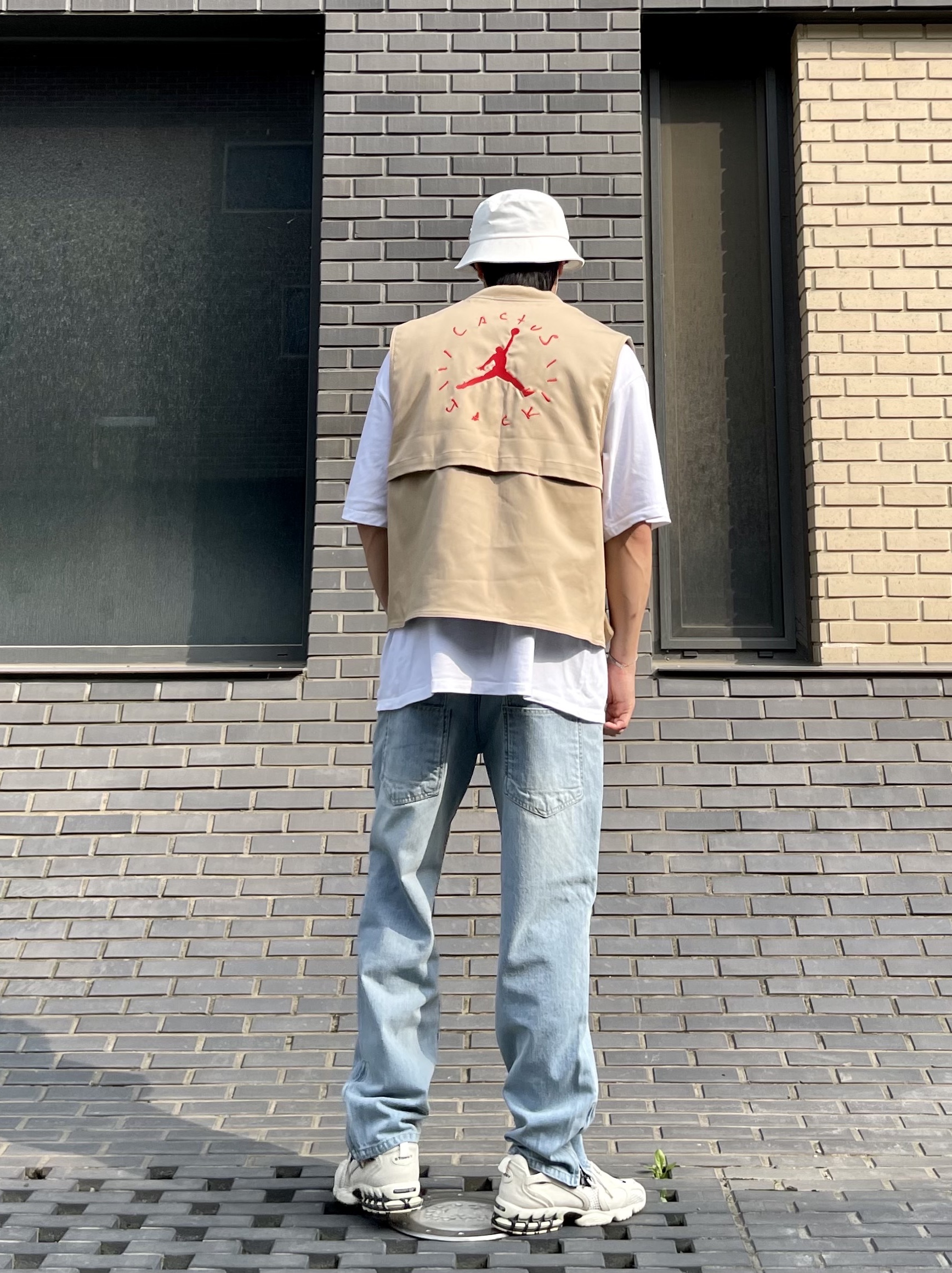 Nike x Stussy Air Zoom Spiridon Cage 2 Fossil, Jordan x Travis Scott Utility Vest - Asia 착용 스타일 - 4
