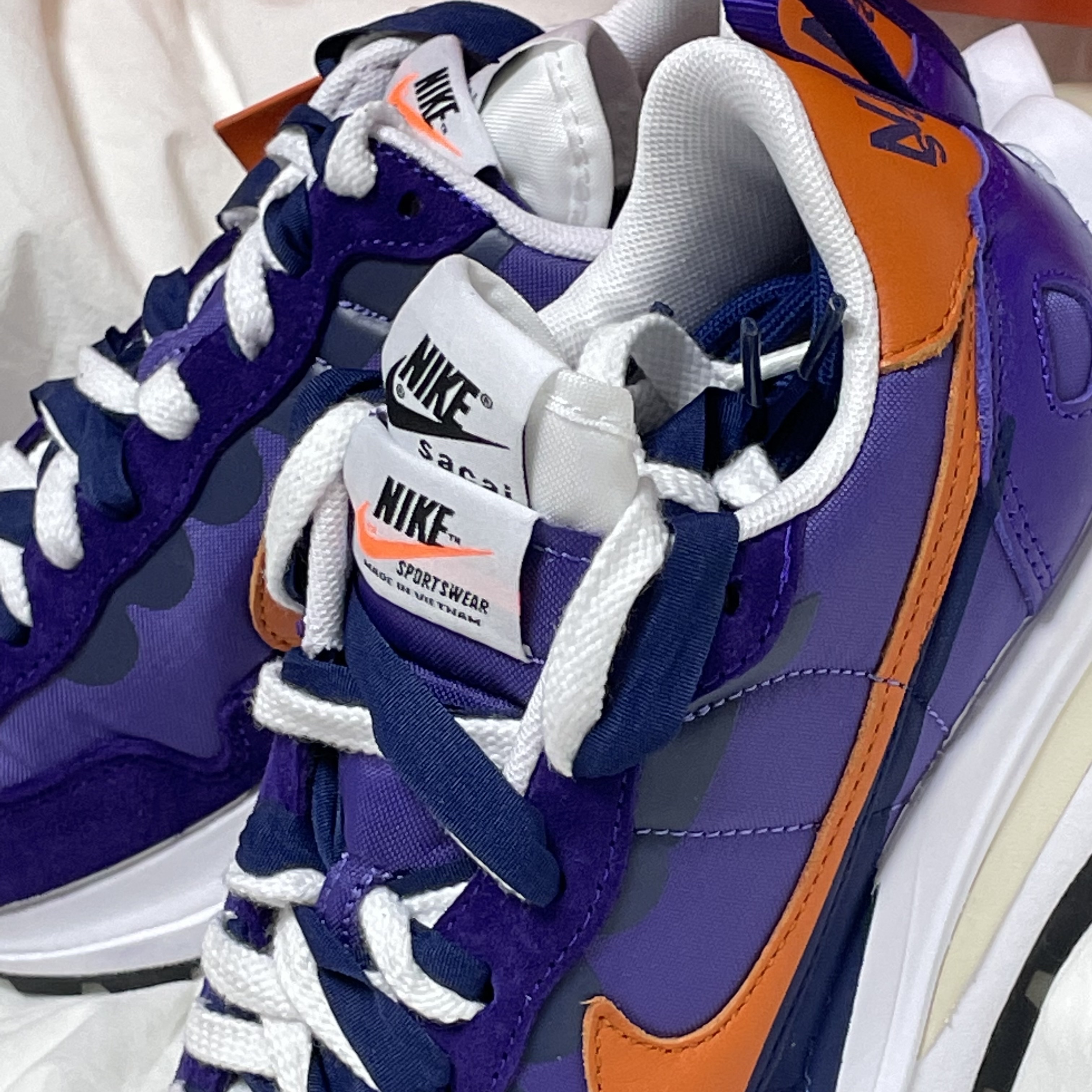 Nike x Sacai VaporWaffle Dark Iris 착용 스타일 - 2