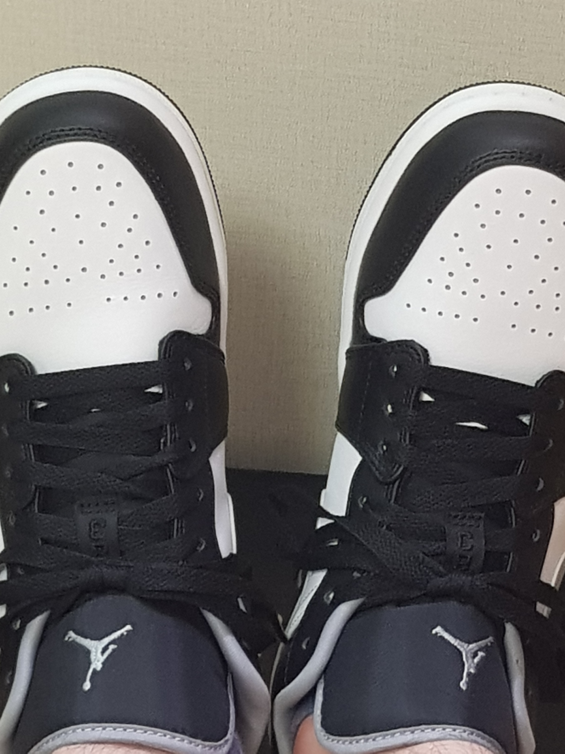 Jordan 1 Low Black Particle Grey 착용 스타일 - 2