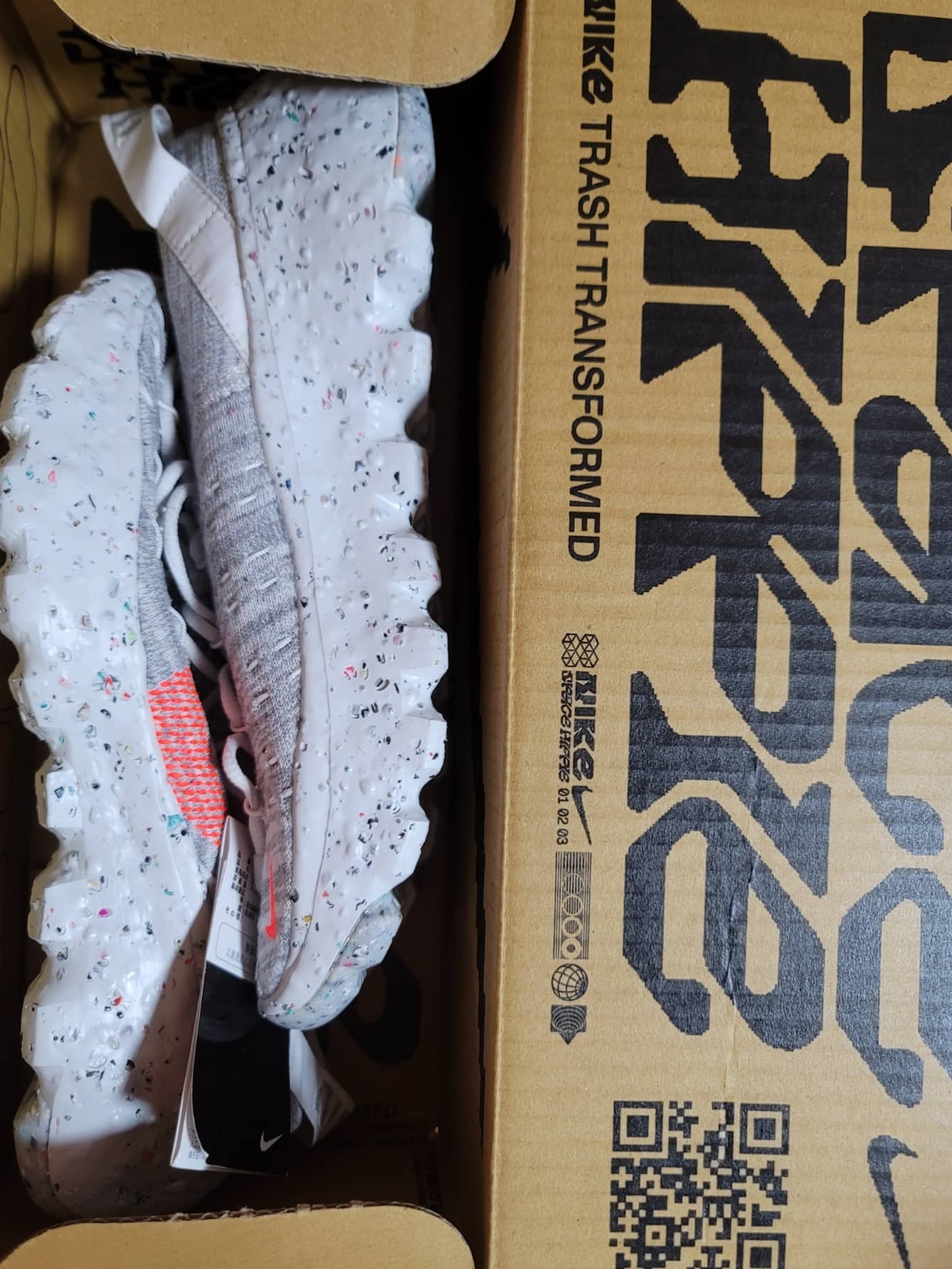 (W) Nike Space Hippie 04 Summit White Hyper Crimson 착용 스타일 - 2