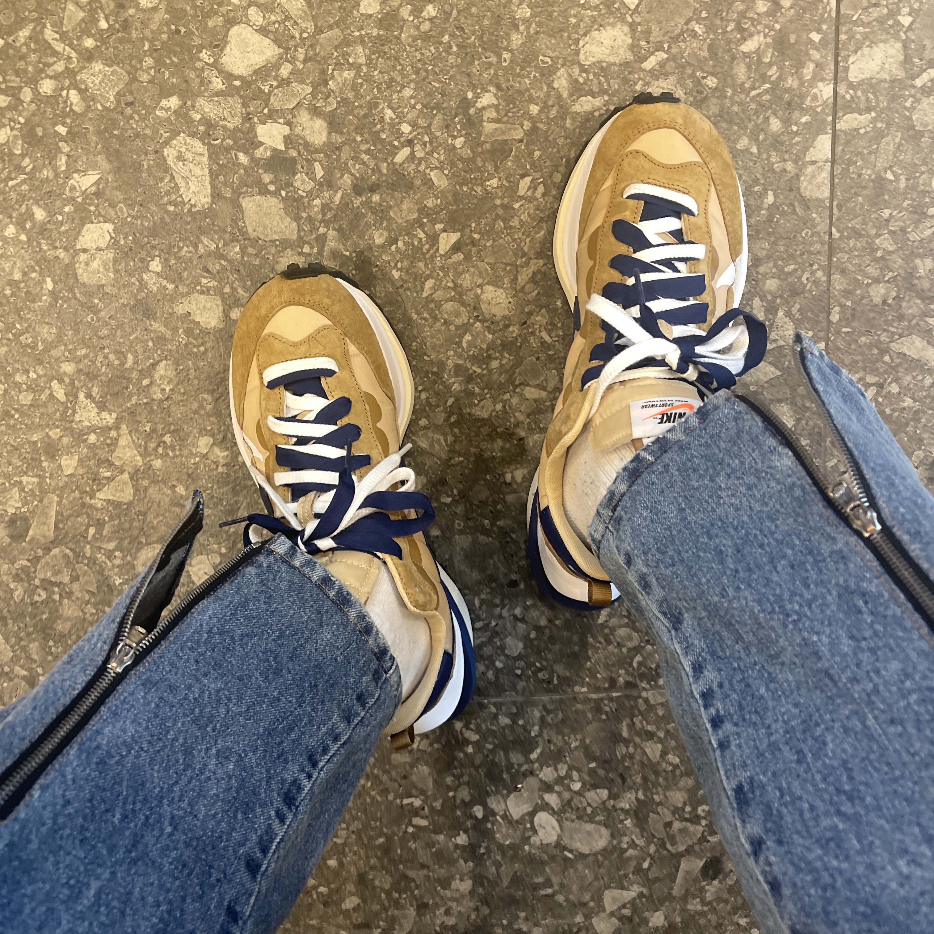 Nike x Sacai VaporWaffle Sesame and Blue Void 착용 스타일
