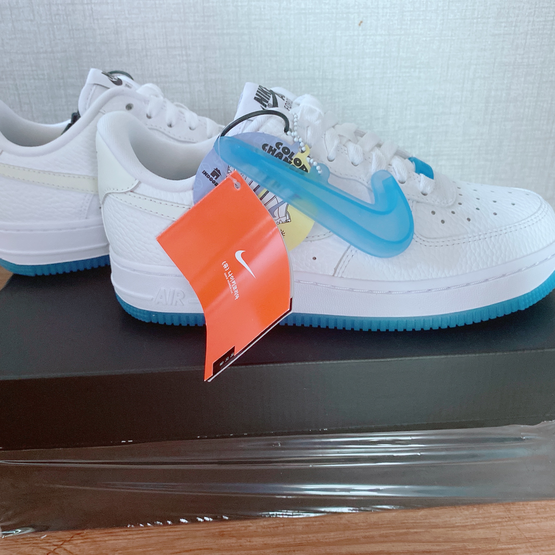 (W) Nike Air Force 1 '07 LX White University Blue 착용 스타일 - 1