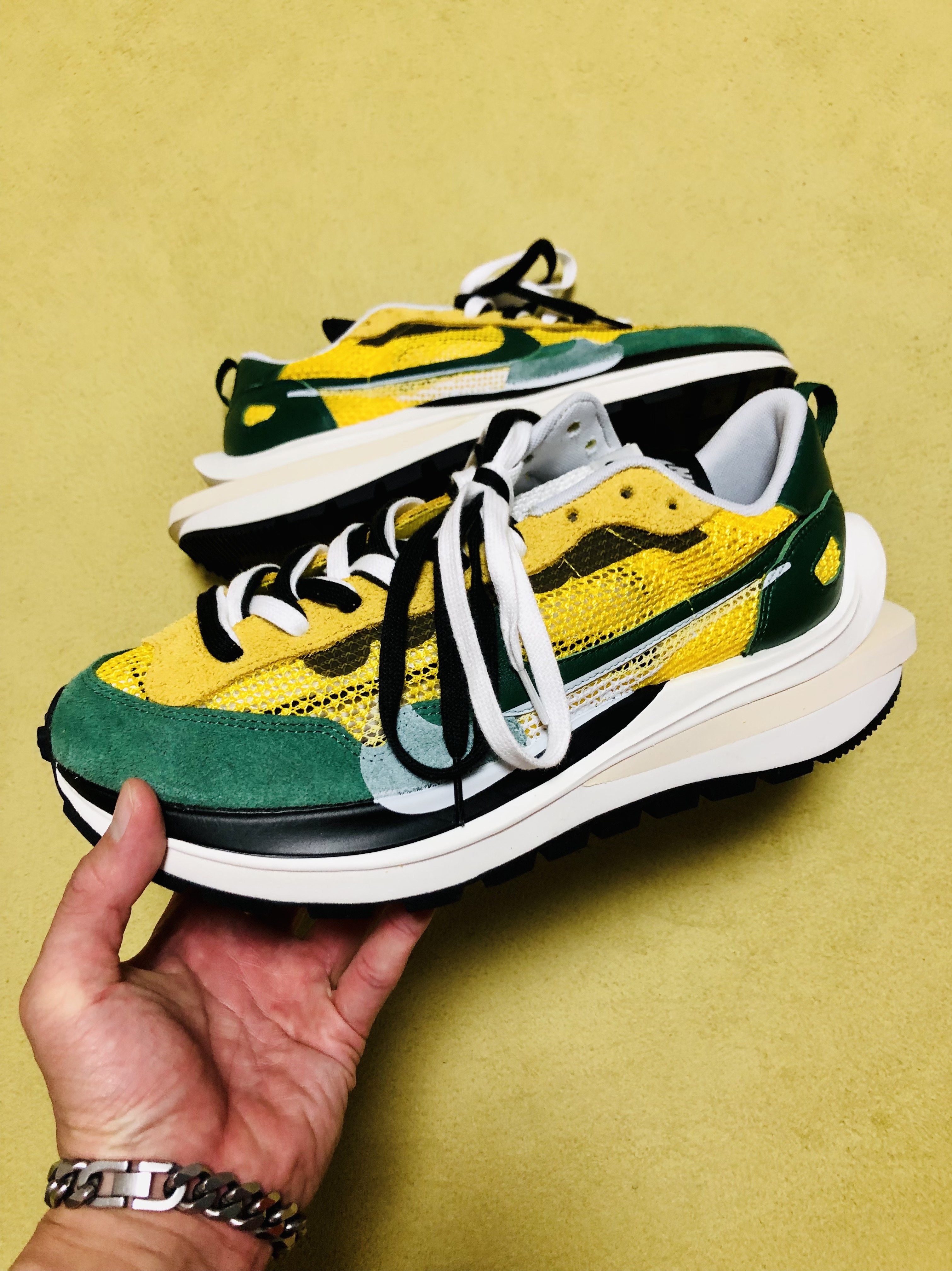 Nike x Sacai VaporWaffle Tour Yellow & Gorge Green Sail 착용 스타일 - 5