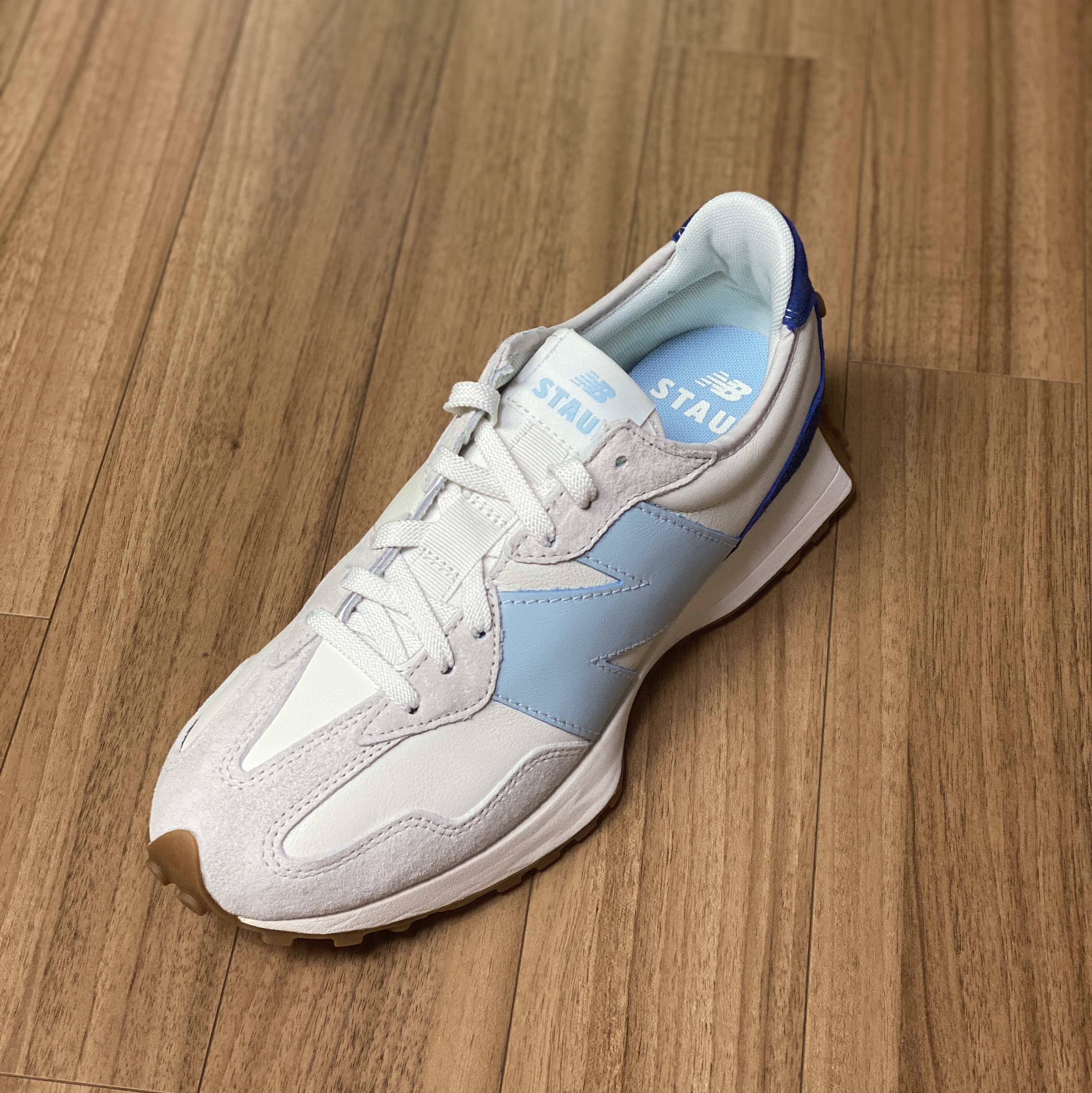 New Balance x Staud 327 Sea Salt Atlantic 착용 스타일 - 1
