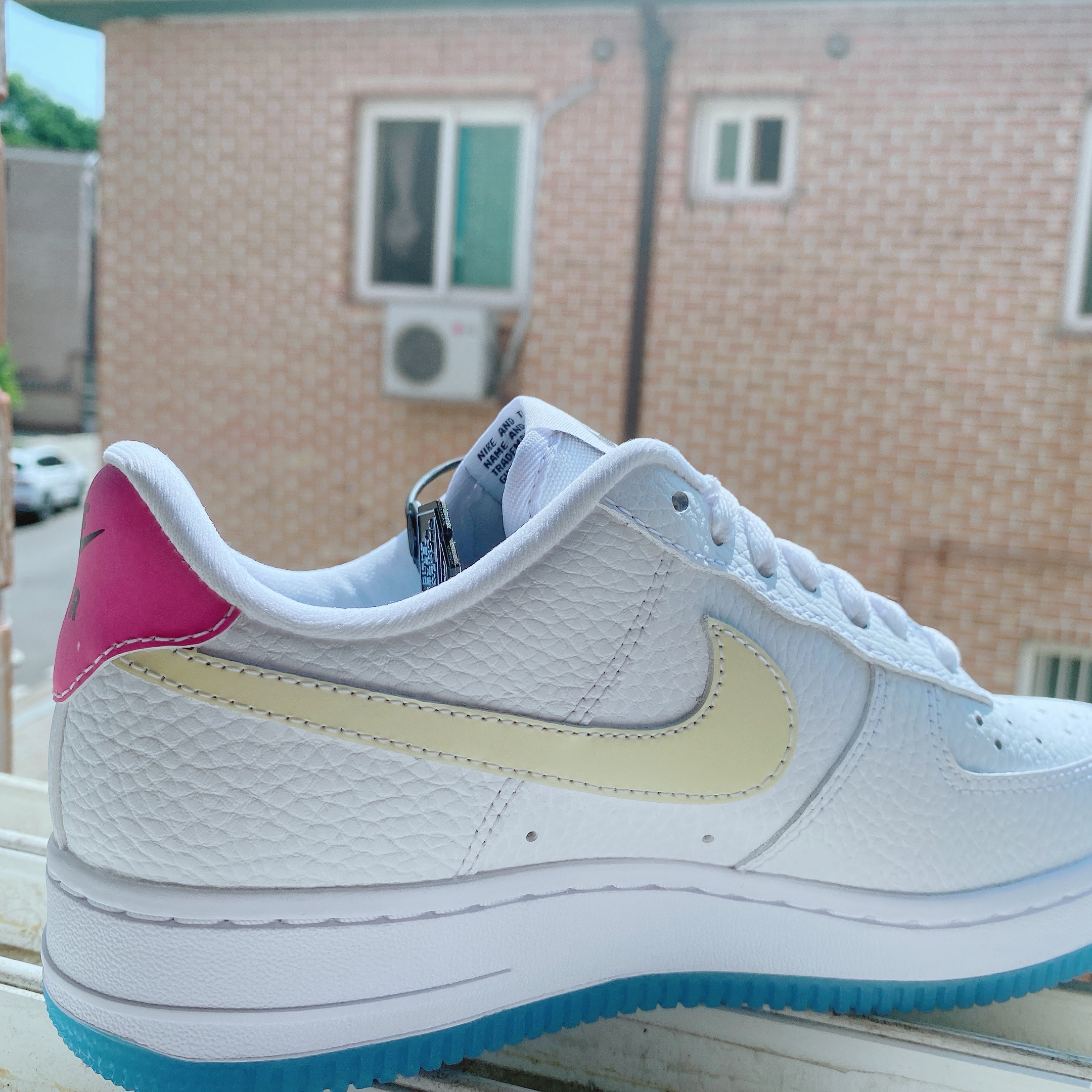 (W) Nike Air Force 1 '07 LX White University Blue 착용 스타일 - 2