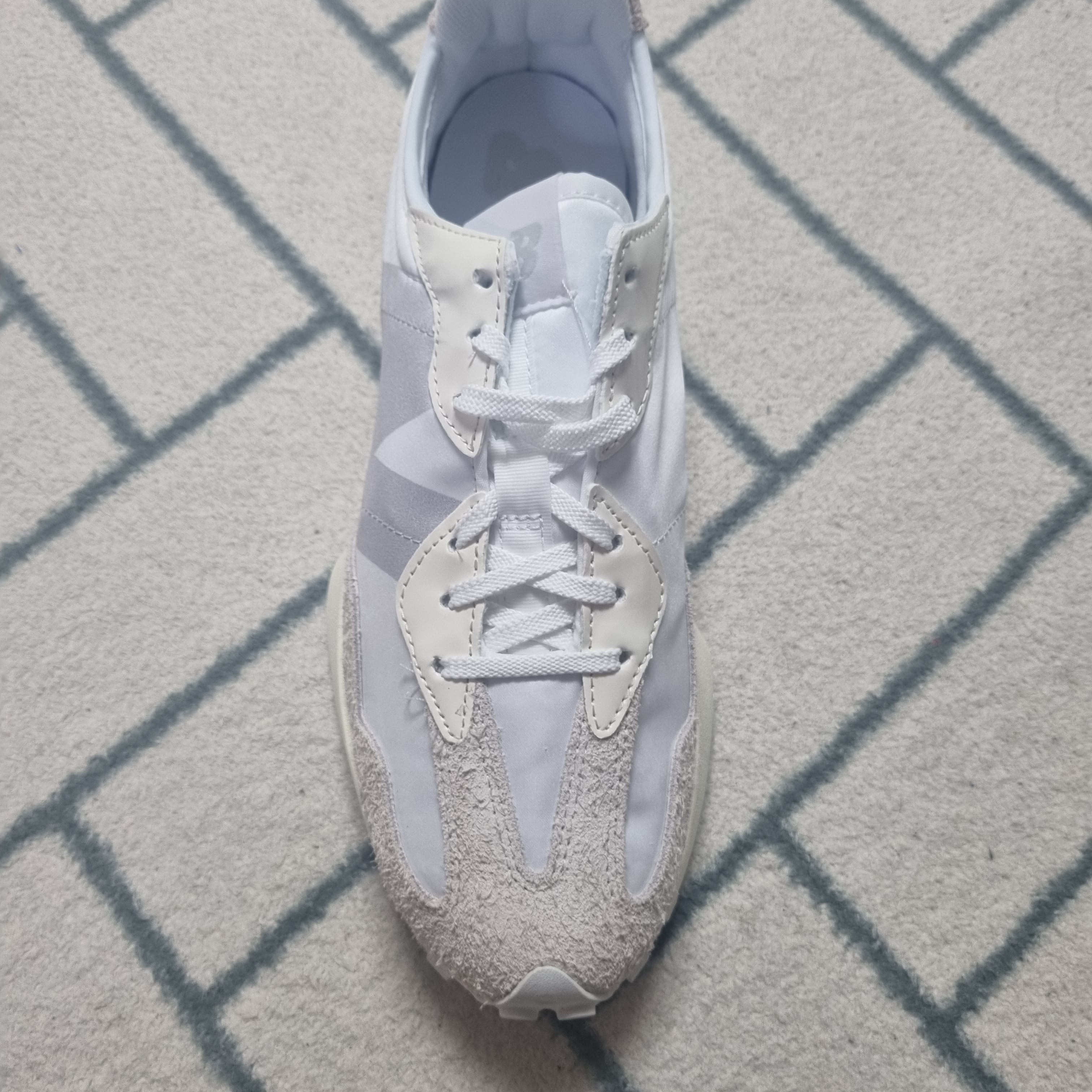 (W) New Balance 327 White Moonbeam 착용 스타일 - 1