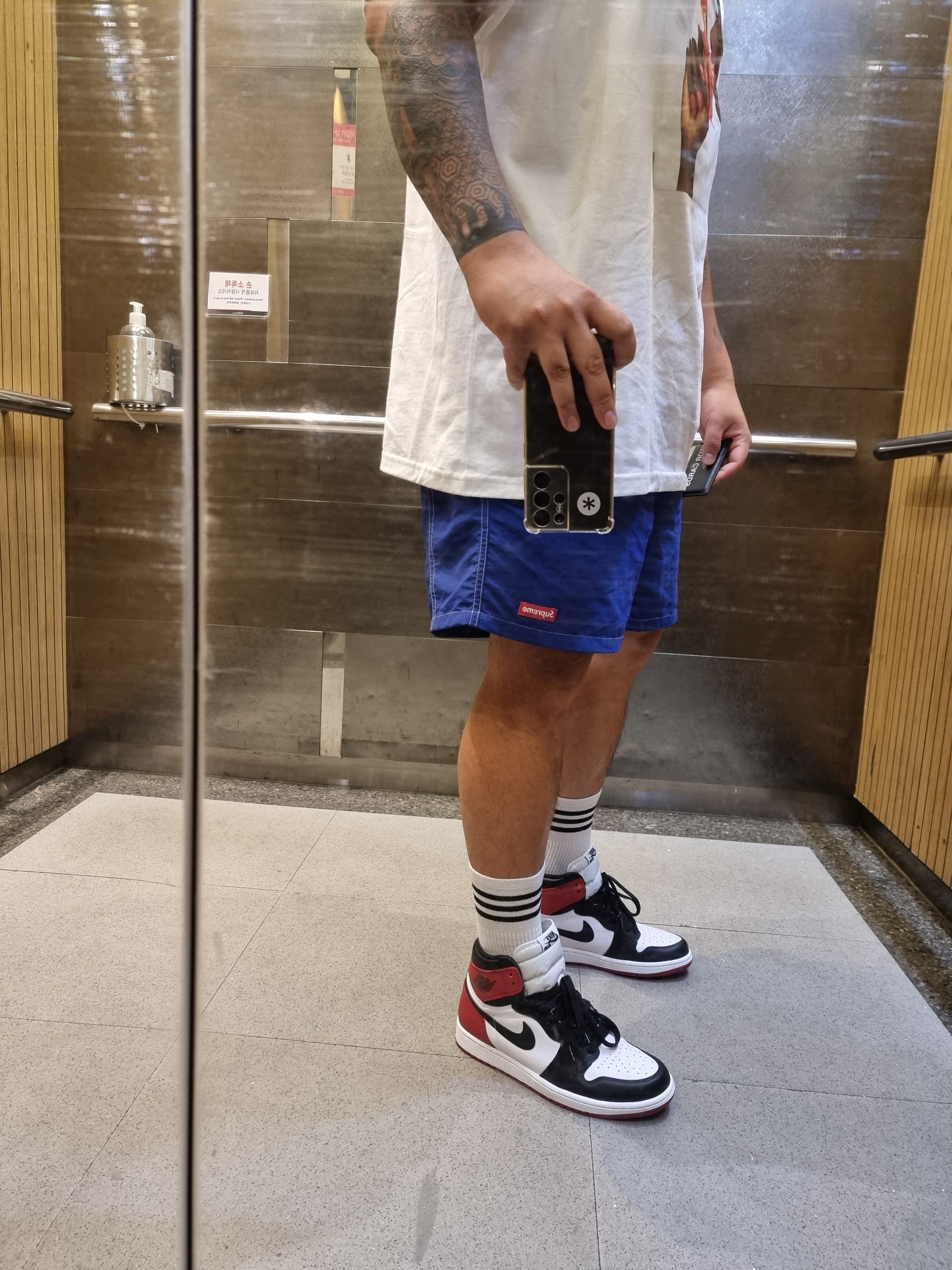 Jordan 1 Retro High OG Black Toe 2016, Supreme Water Pistol T-Shirt White - 21SS 착용 스타일 - 1