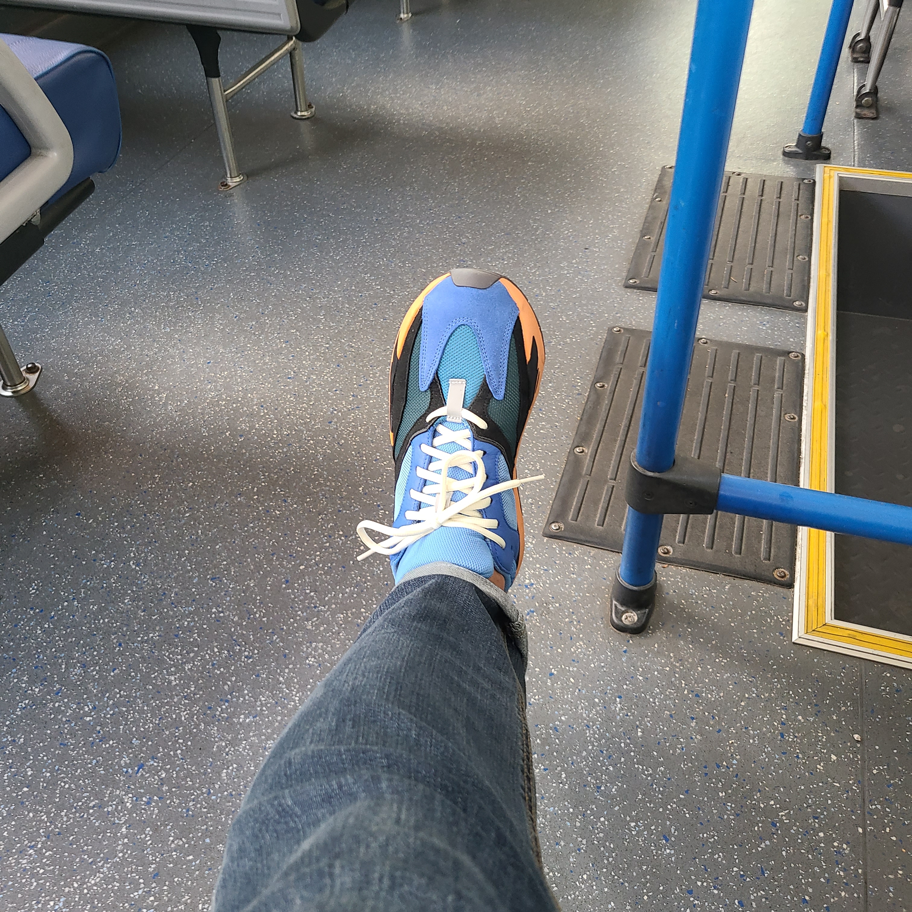 Adidas Yeezy Boost 700 Bright Blue 착용 스타일