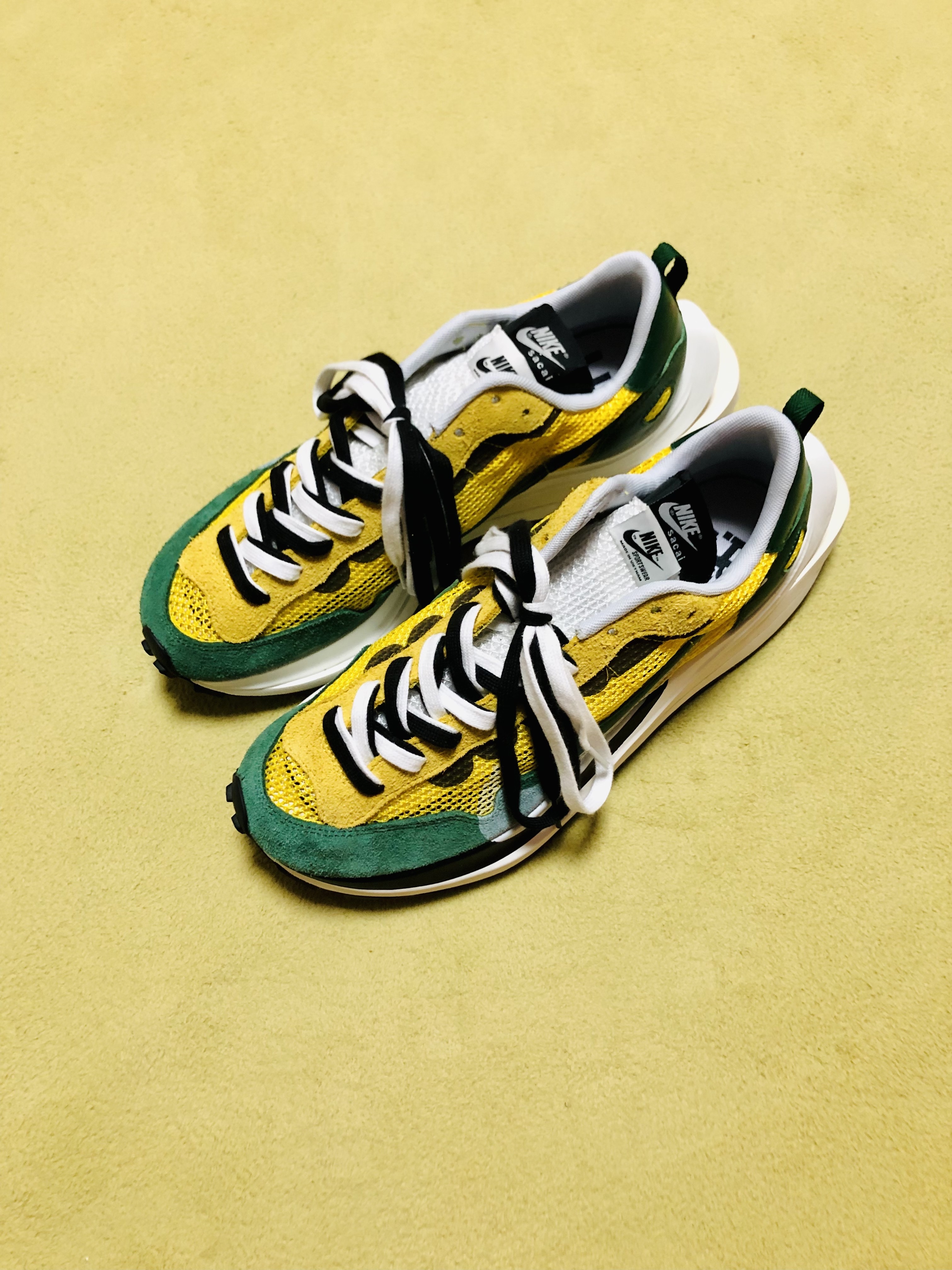 Nike x Sacai VaporWaffle Tour Yellow & Gorge Green Sail 착용 스타일 - 2