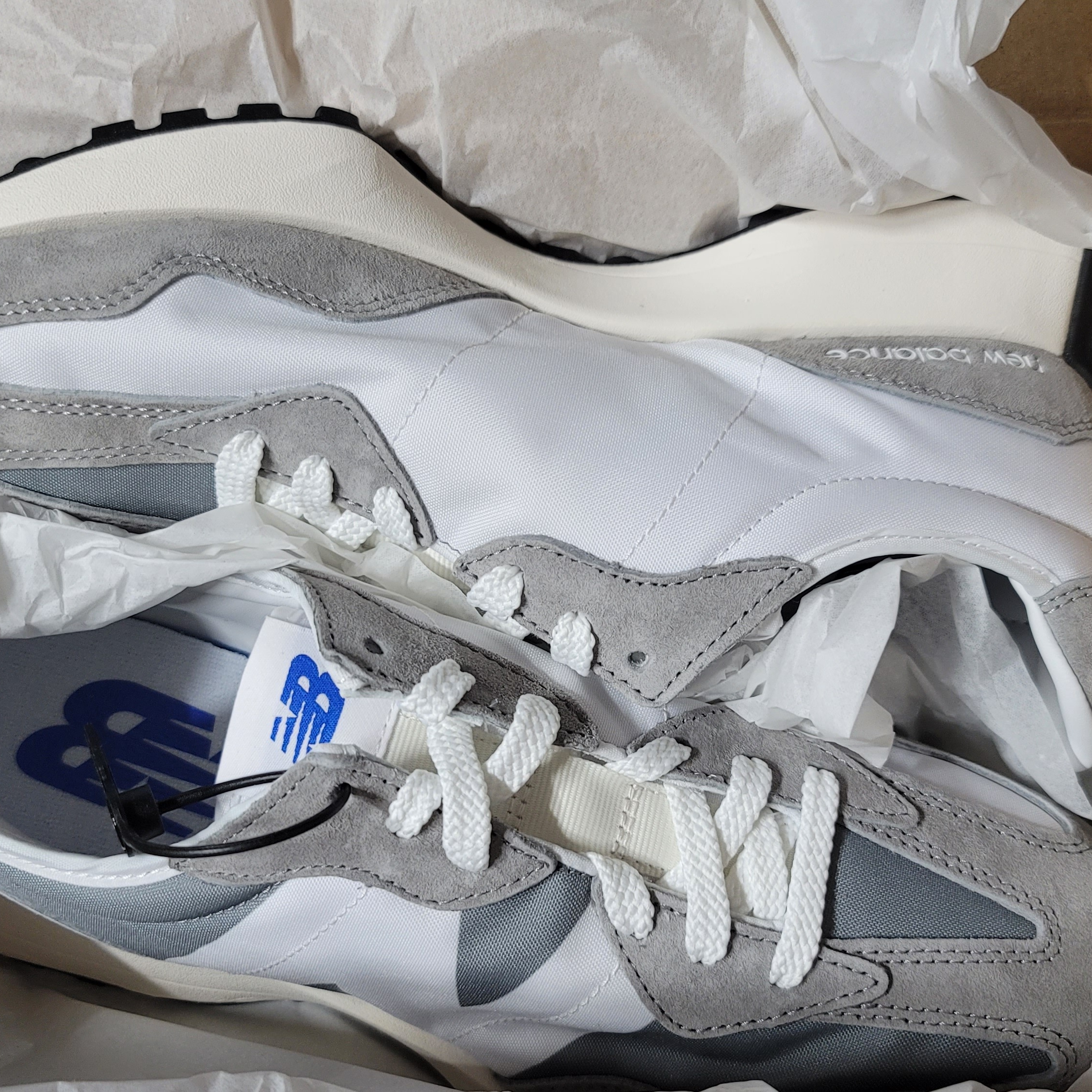 New Balance 327 Grey 착용 스타일 - 3
