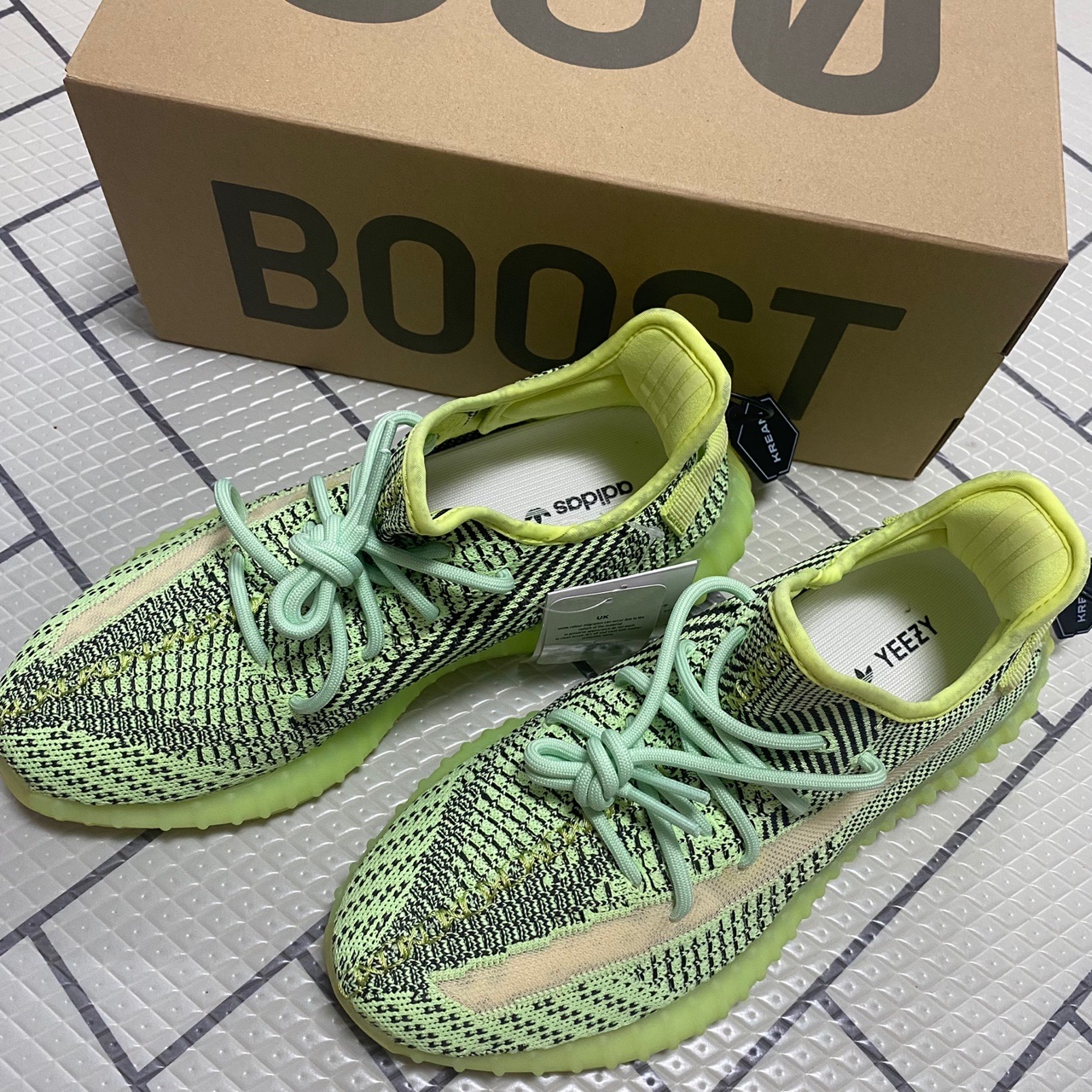 Adidas Yeezy Boost 350 V2 Yeezreel - Non-Reflective 착용 스타일