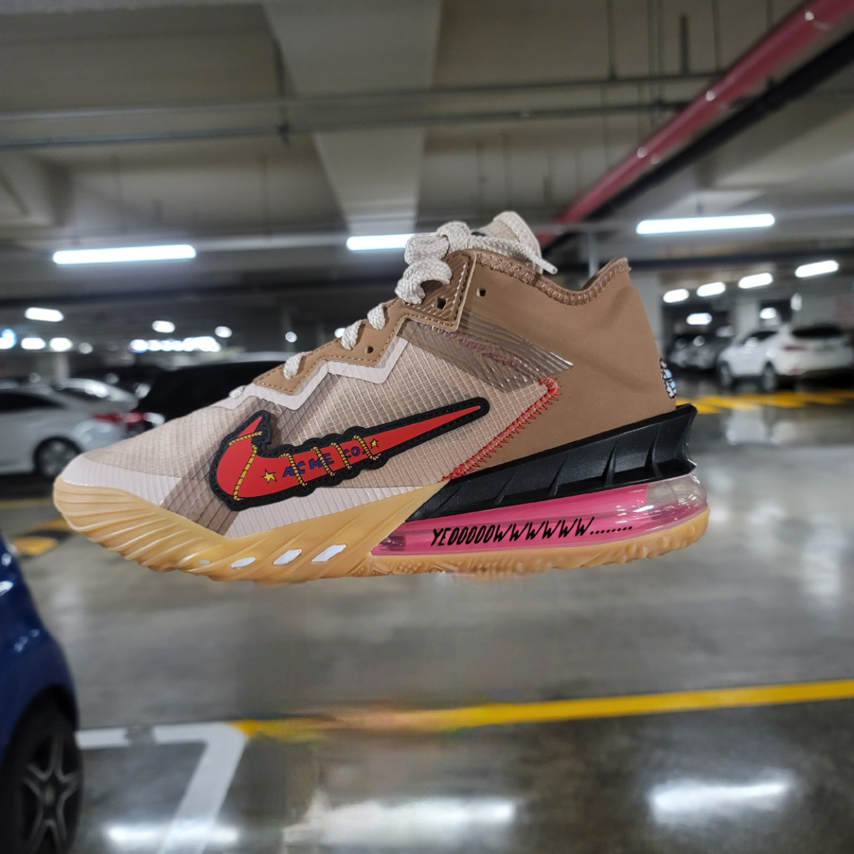 Nike LeBron 18 Low Wile E. vs Roadrunner 착용 스타일 - 2