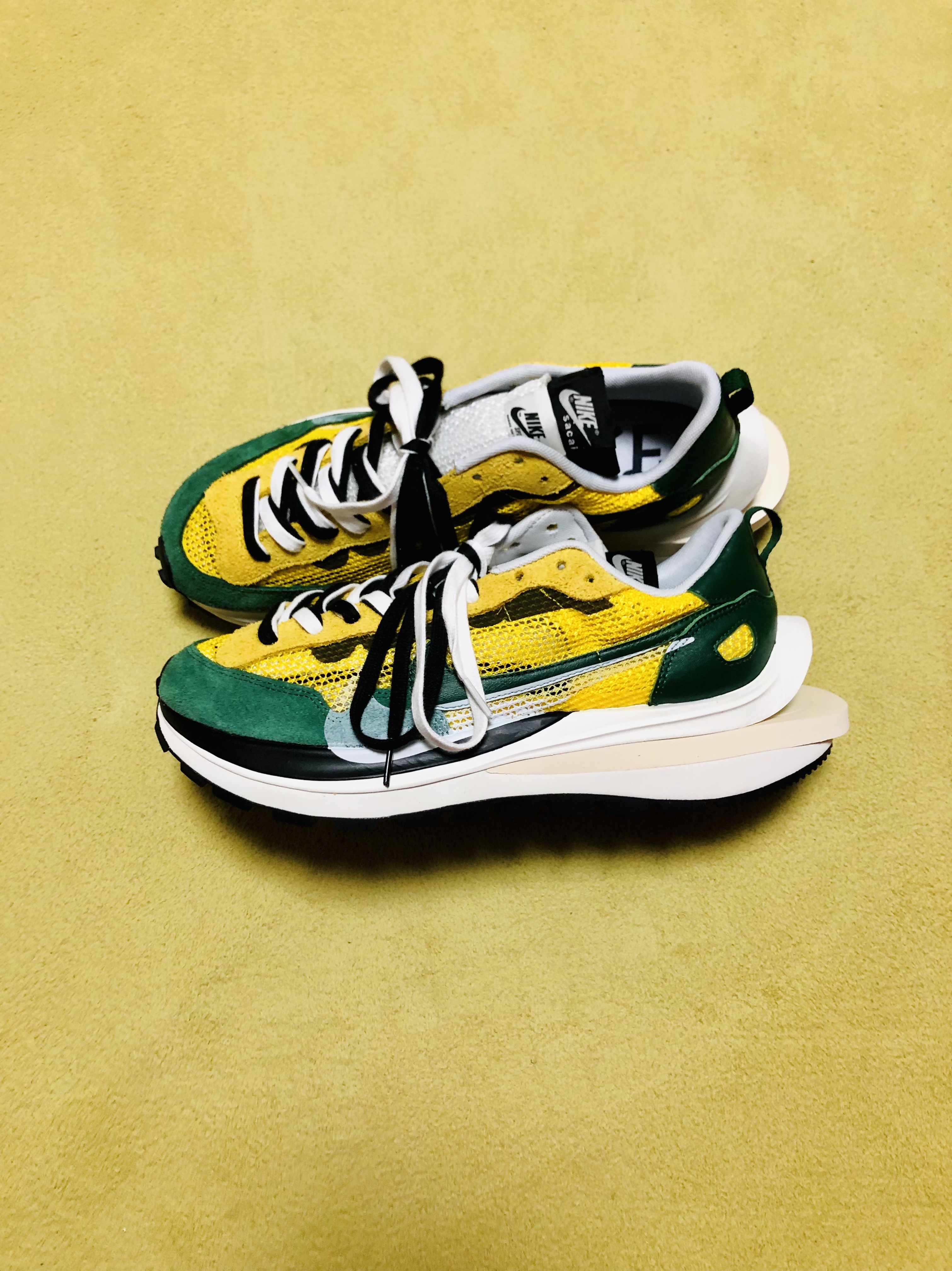 Nike x Sacai VaporWaffle Tour Yellow & Gorge Green Sail 착용 스타일 - 1