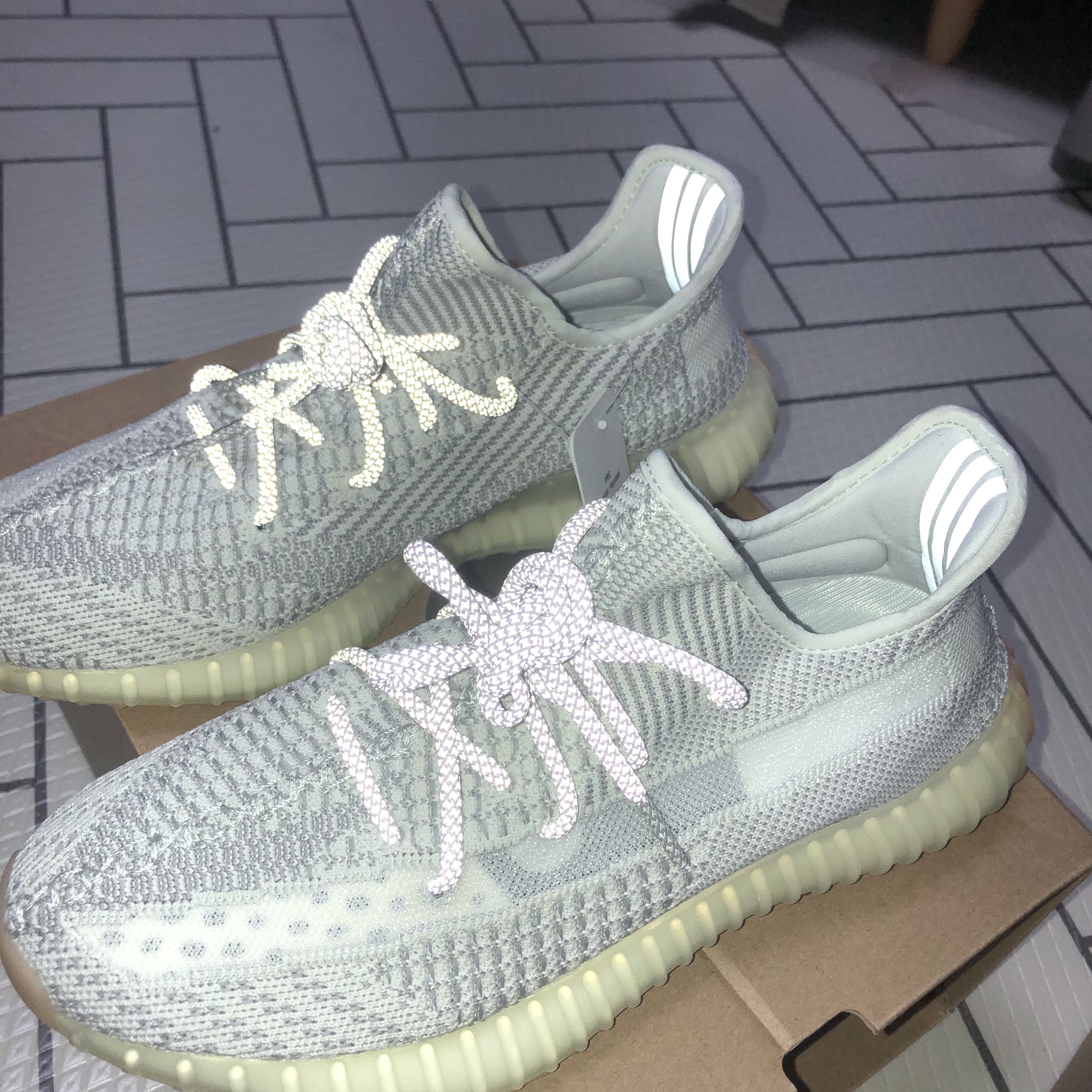 Adidas Yeezy Boost 350 V2 Yeshaya - Non-Reflective 착용 스타일