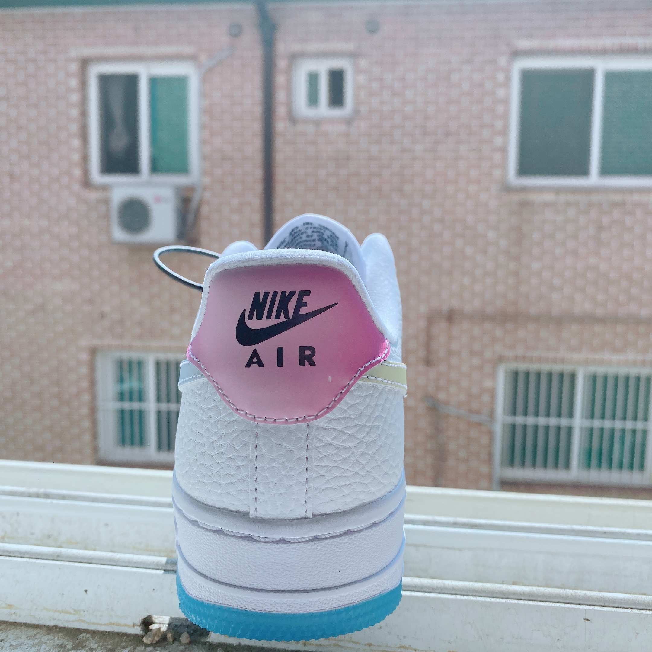 (W) Nike Air Force 1 '07 LX White University Blue 착용 스타일 - 4