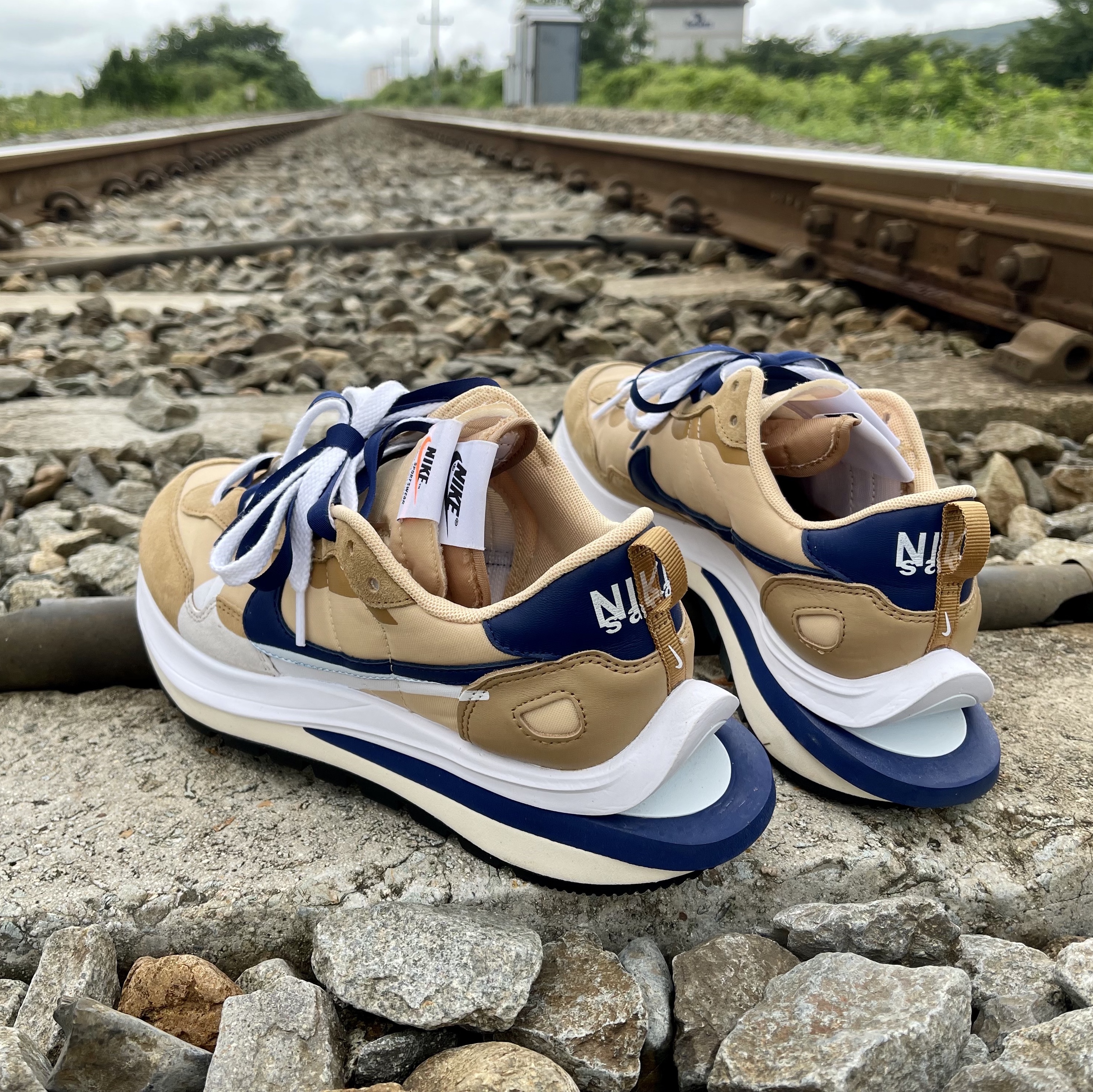 Nike x Sacai VaporWaffle Sesame and Blue Void 착용 스타일 - 2