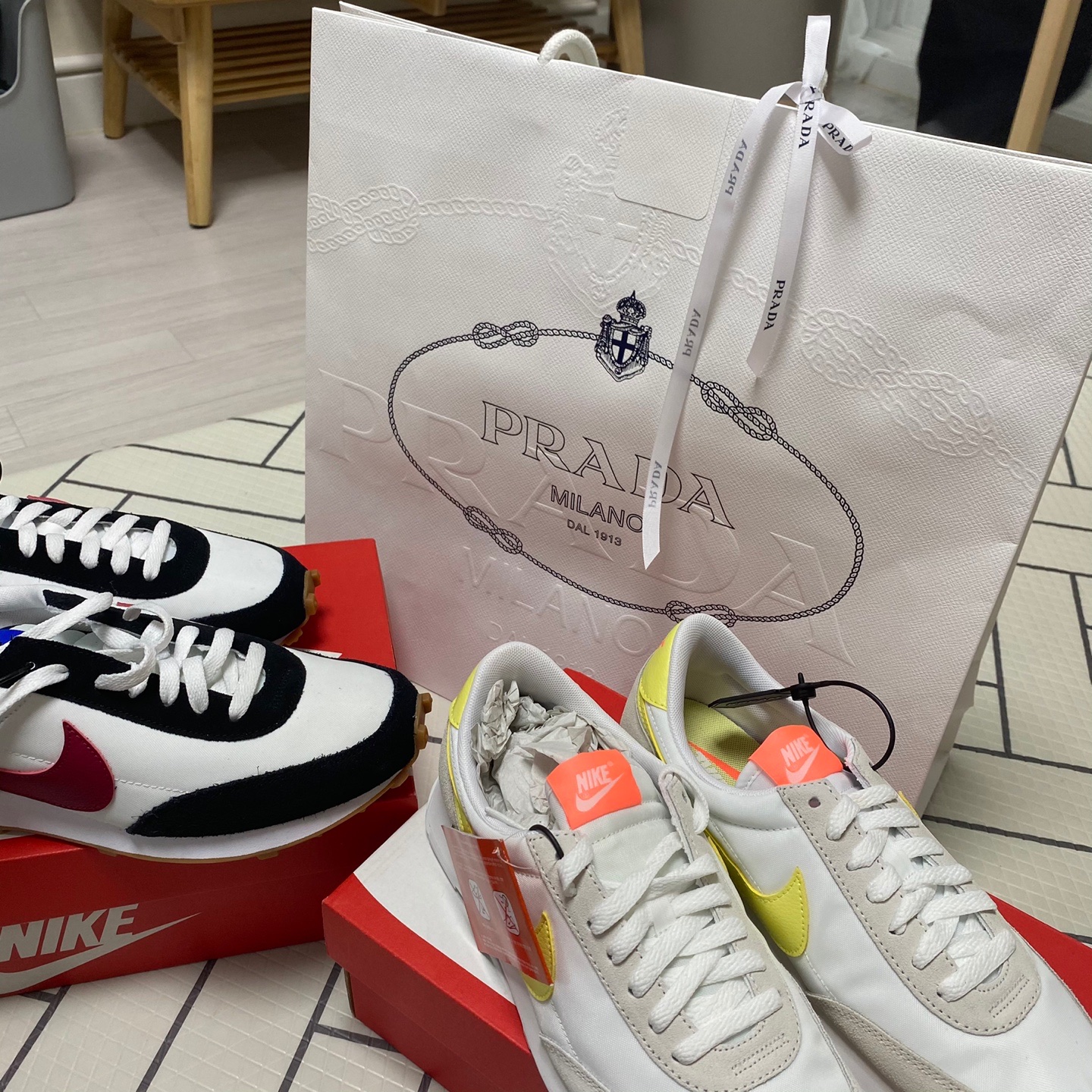 (W) Nike Daybreak Pale Ivory Light Zitron Bright Mango, (W) Nike Daybreak White Noble Red 착용 스타일