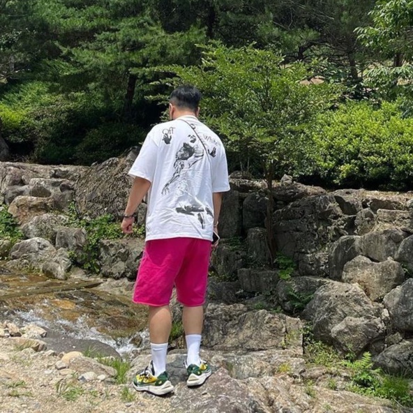 Nike x Sacai VaporWaffle Tour Yellow & Gorge Green Sail, Jordan x Off-White S/S T-Shirt White - US/EU 착용 스타일