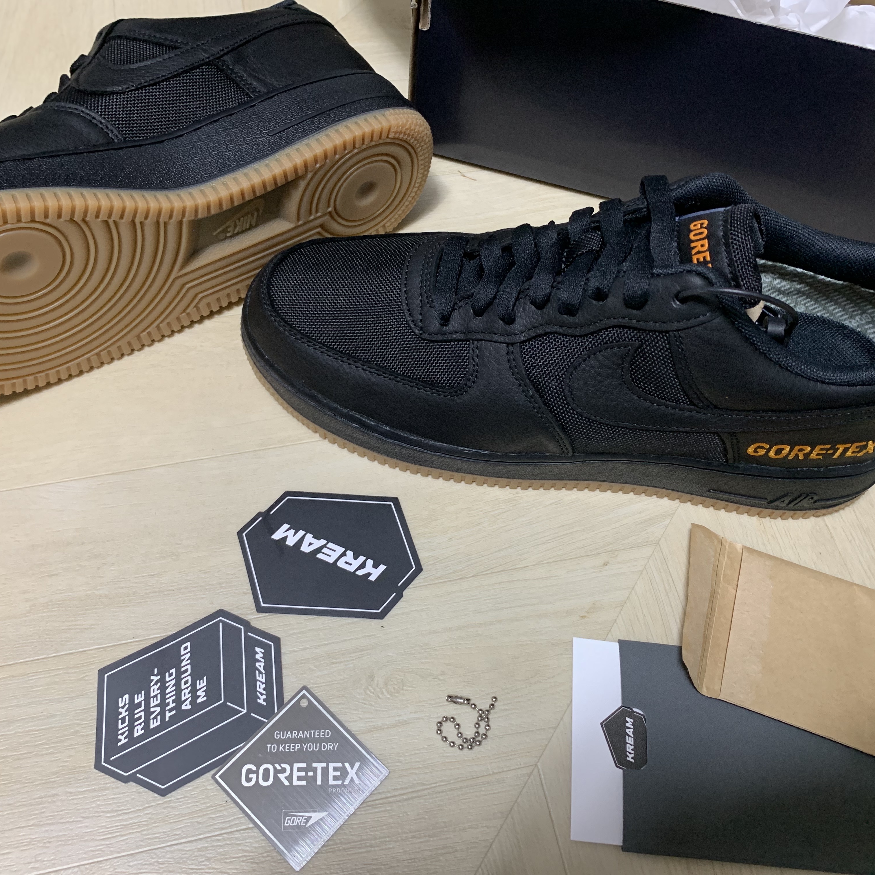 Nike Air Force 1 Low Gore-Tex Black Light Carbon 착용 스타일 - 3