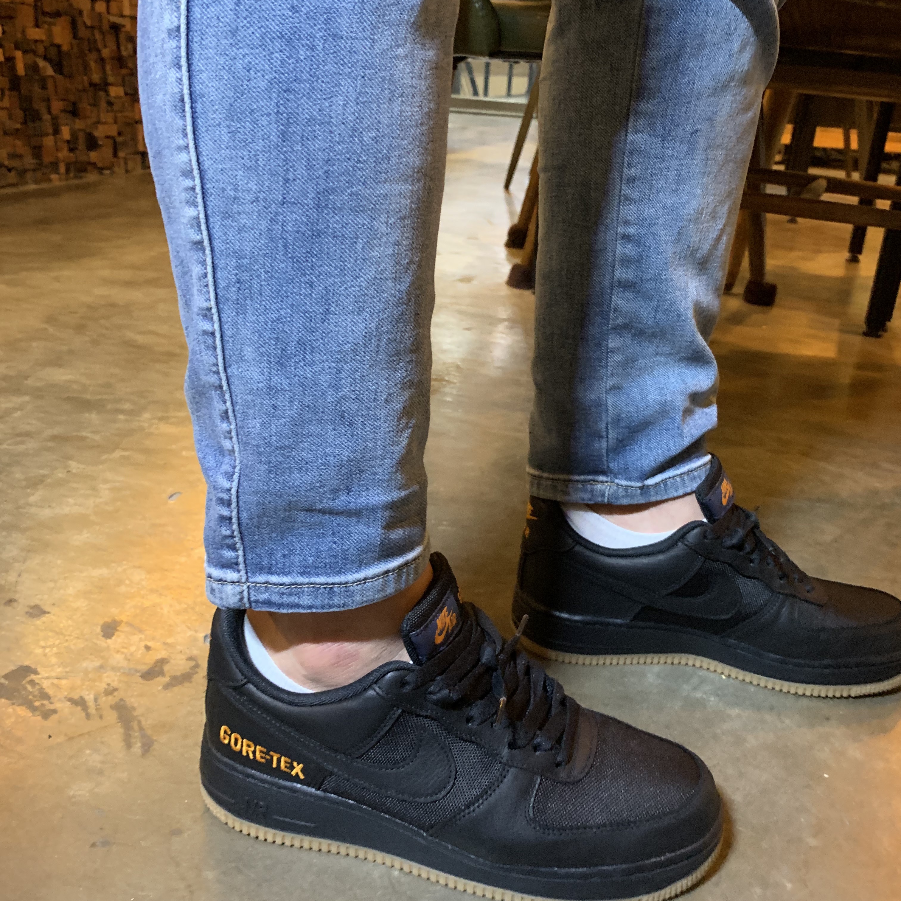 Nike Air Force 1 Low Gore-Tex Black Light Carbon 착용 스타일 - 1