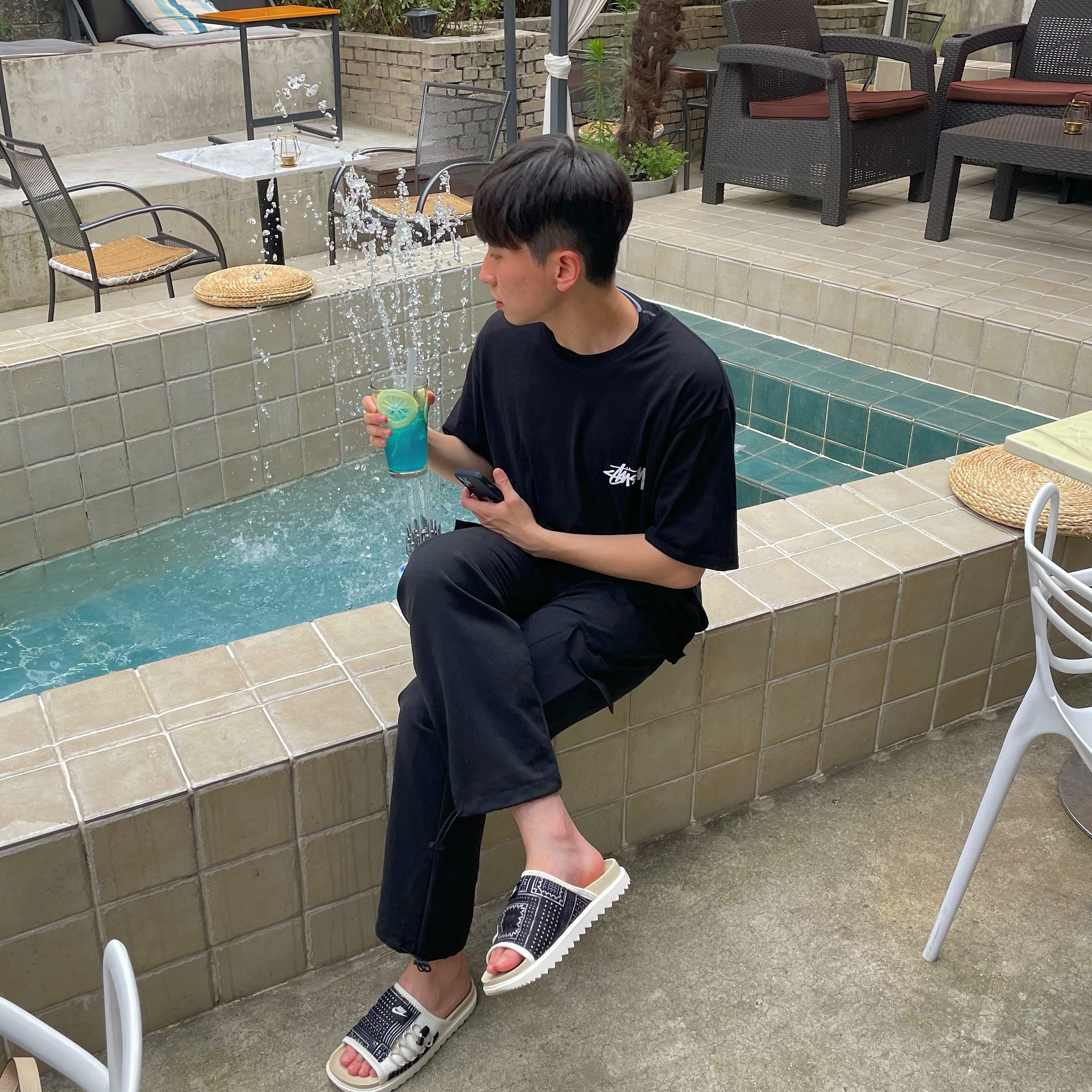 Nike Asuna Slide Pale Ivory Rattan, Stussy Reflection T-Shirt Black 착용 스타일