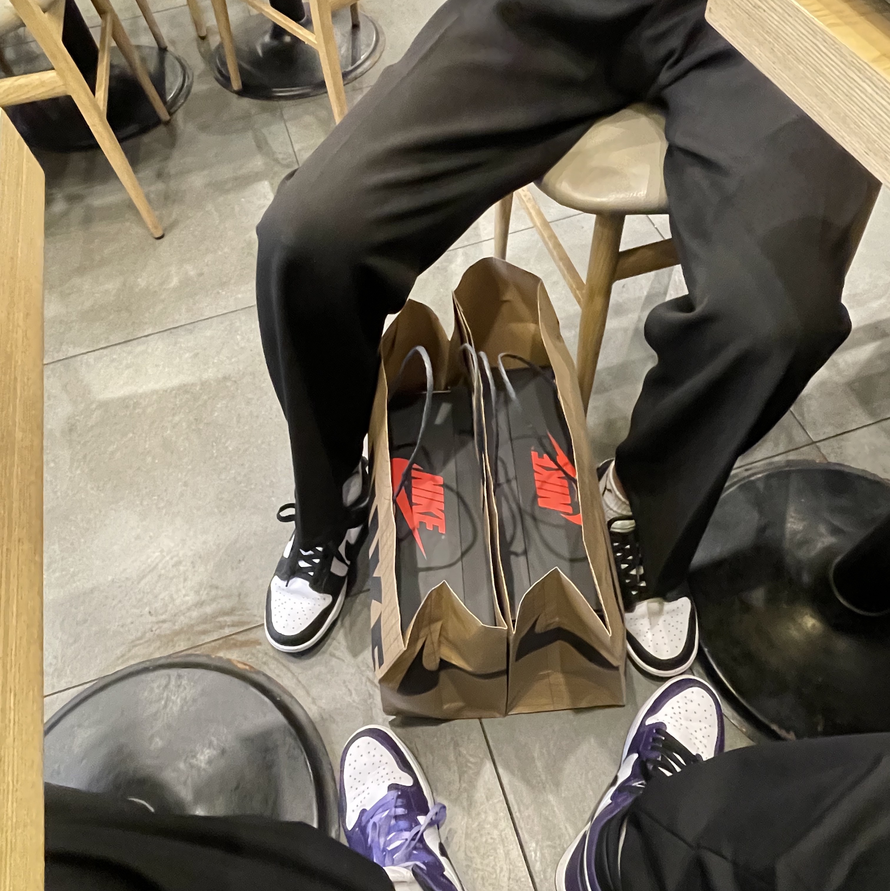 Jordan 1 Retro High OG Electro Orange, Nike Dunk Low Retro Black 착용 스타일