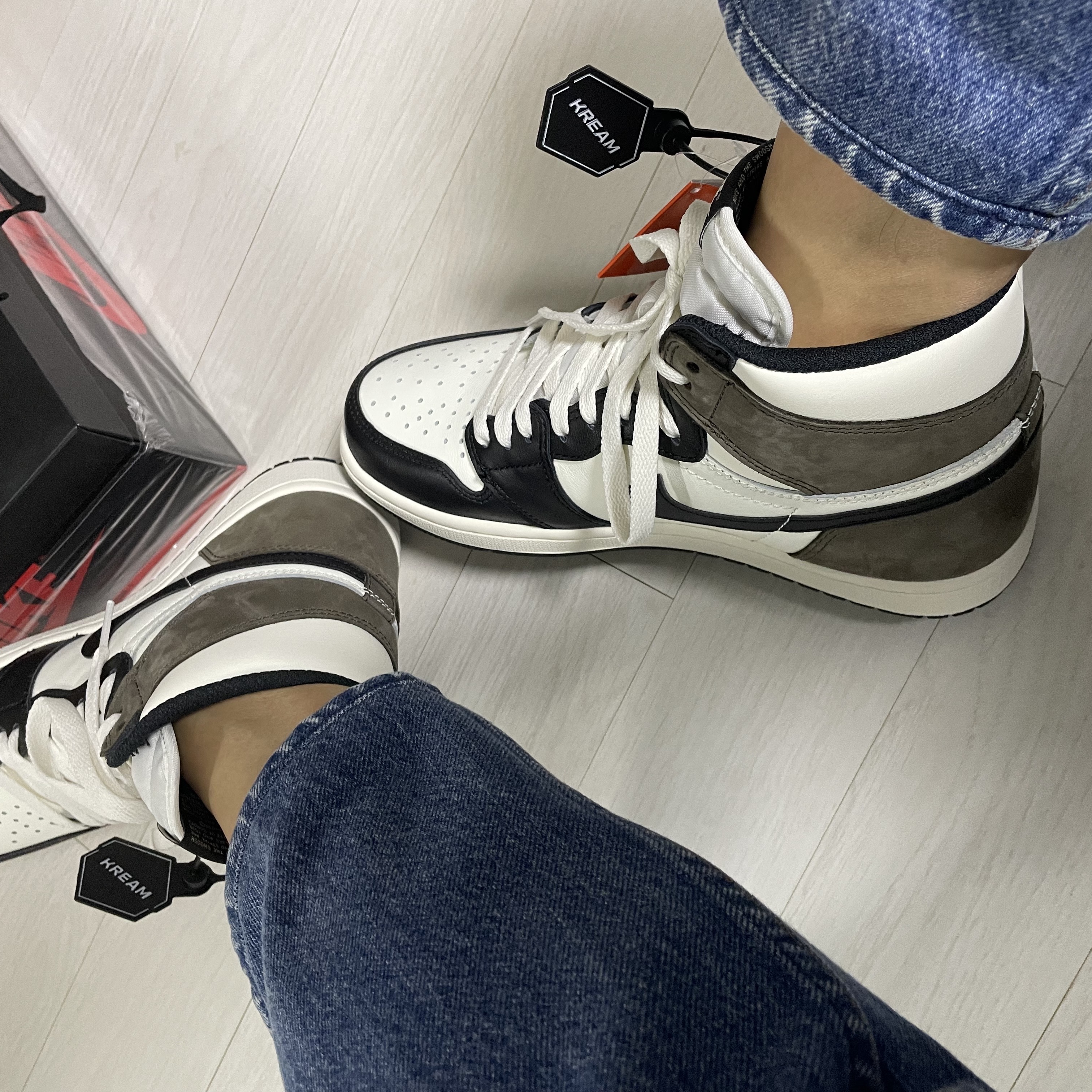 Jordan 1 Retro High OG Black Mocha 착용 스타일