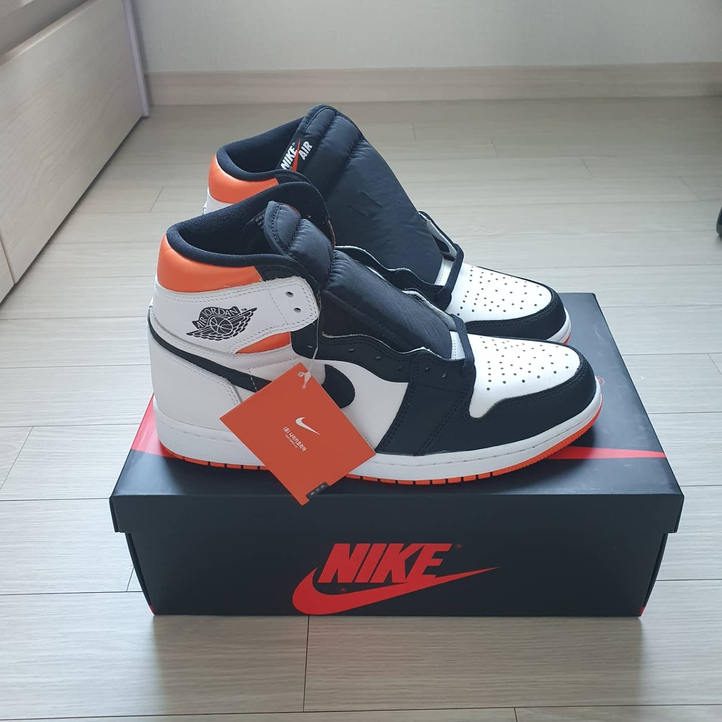 Jordan 1 Retro High OG Electro Orange 착용 스타일 - 1