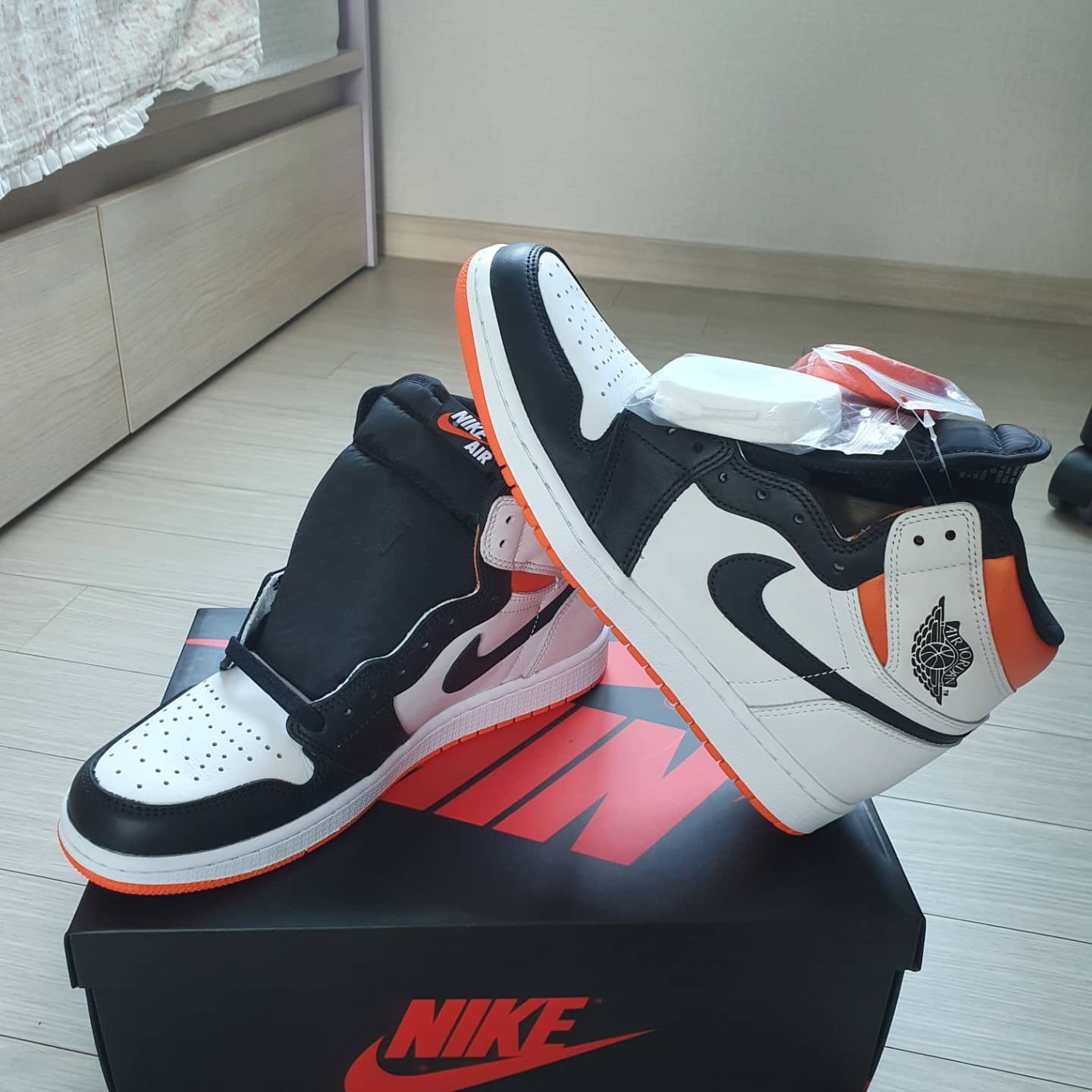 Jordan 1 Retro High OG Electro Orange 착용 스타일 - 2
