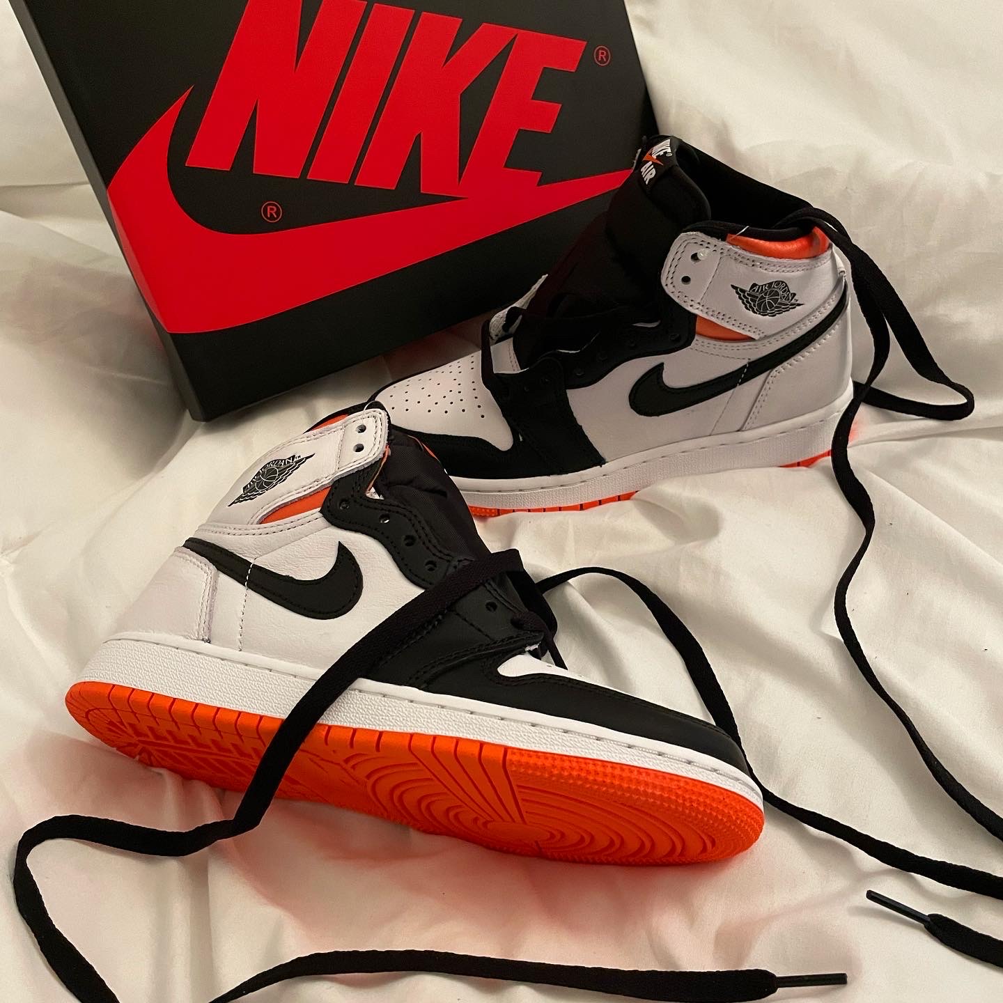 (GS) Jordan 1 Retro High OG Electro Orange 착용 스타일 - 1