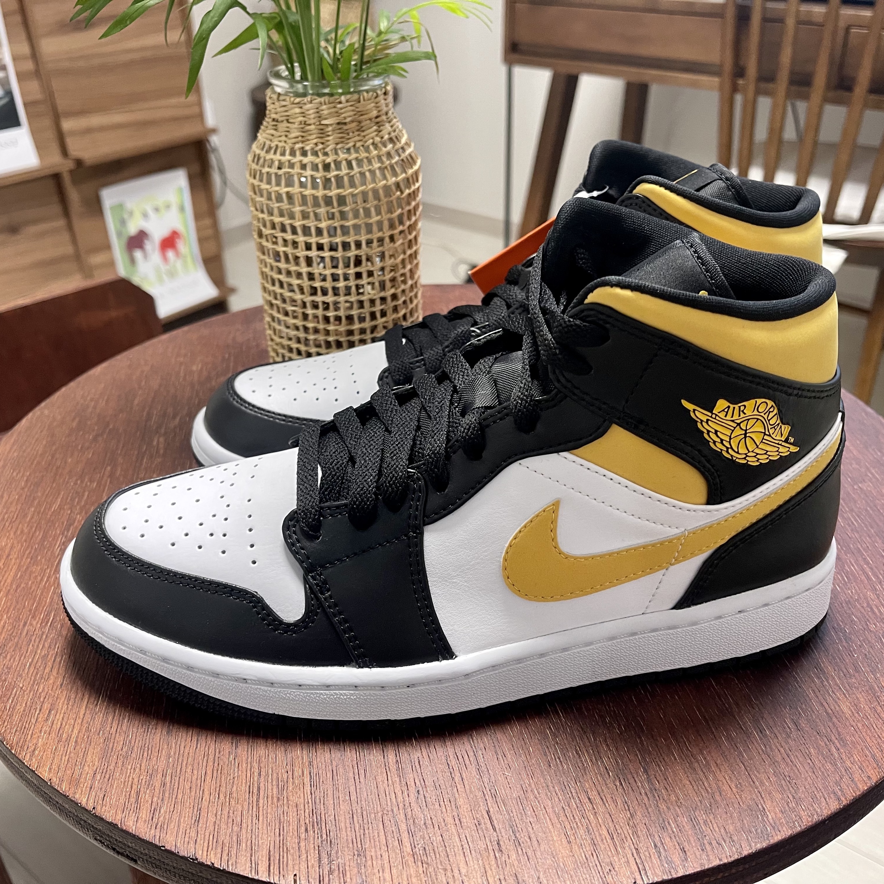 Jordan 1 Mid Pollen 착용 스타일