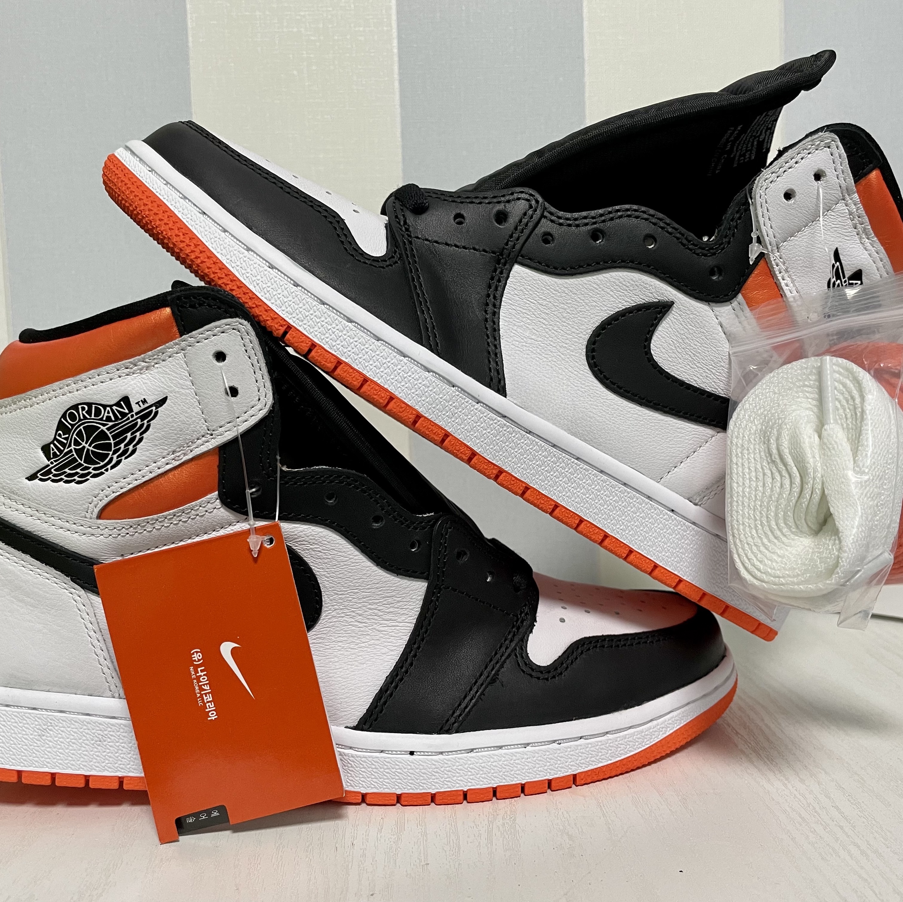 Jordan 1 Retro High OG Electro Orange 착용 스타일 - 1