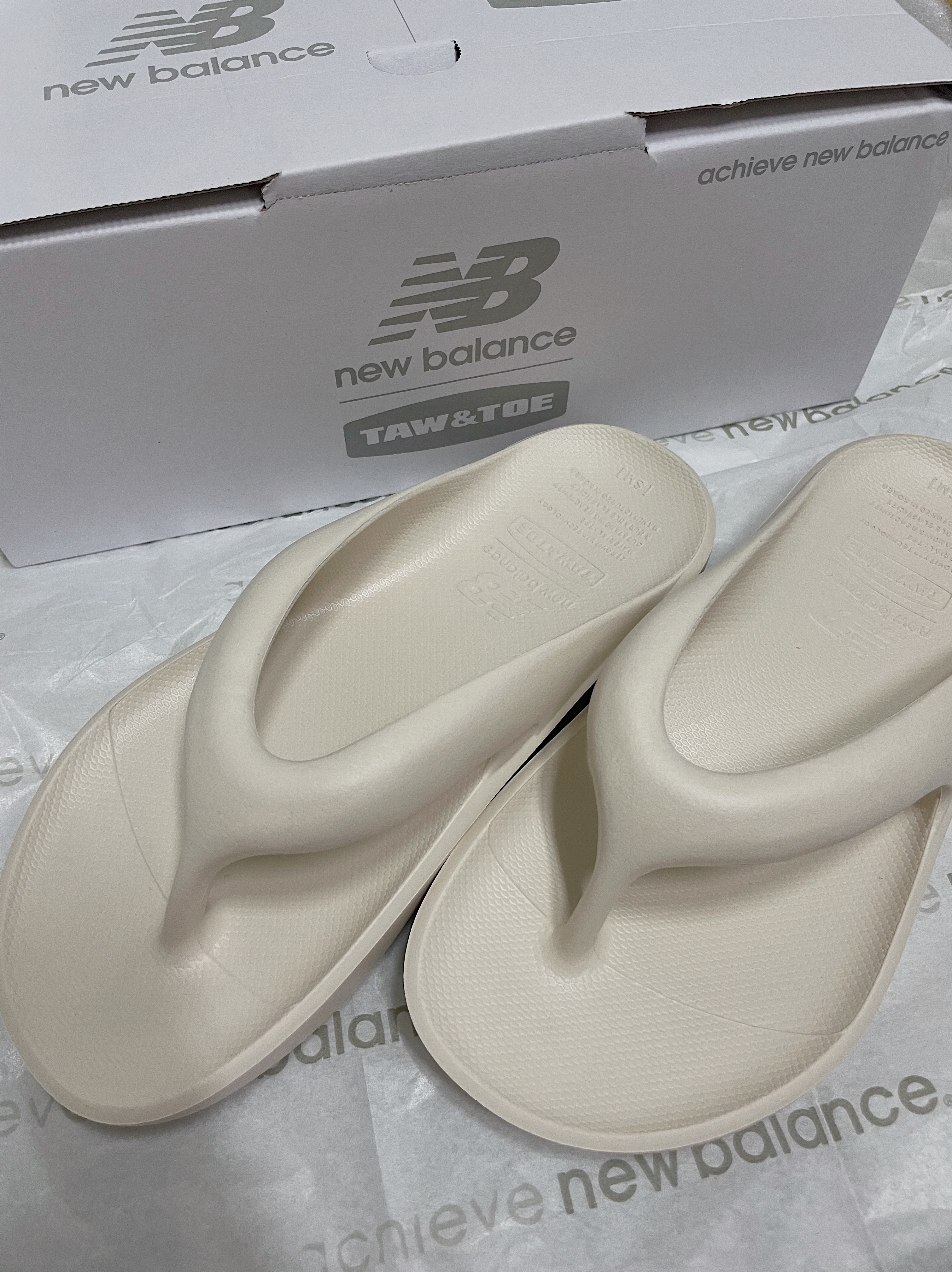 New Balance x Taw&Toe Flip Flop Ivory 착용 스타일