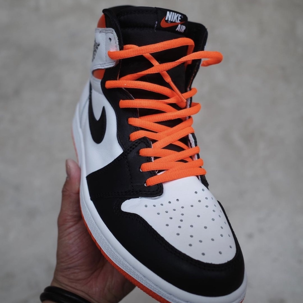 Jordan 1 Retro High OG Electro Orange 착용 스타일 - 4