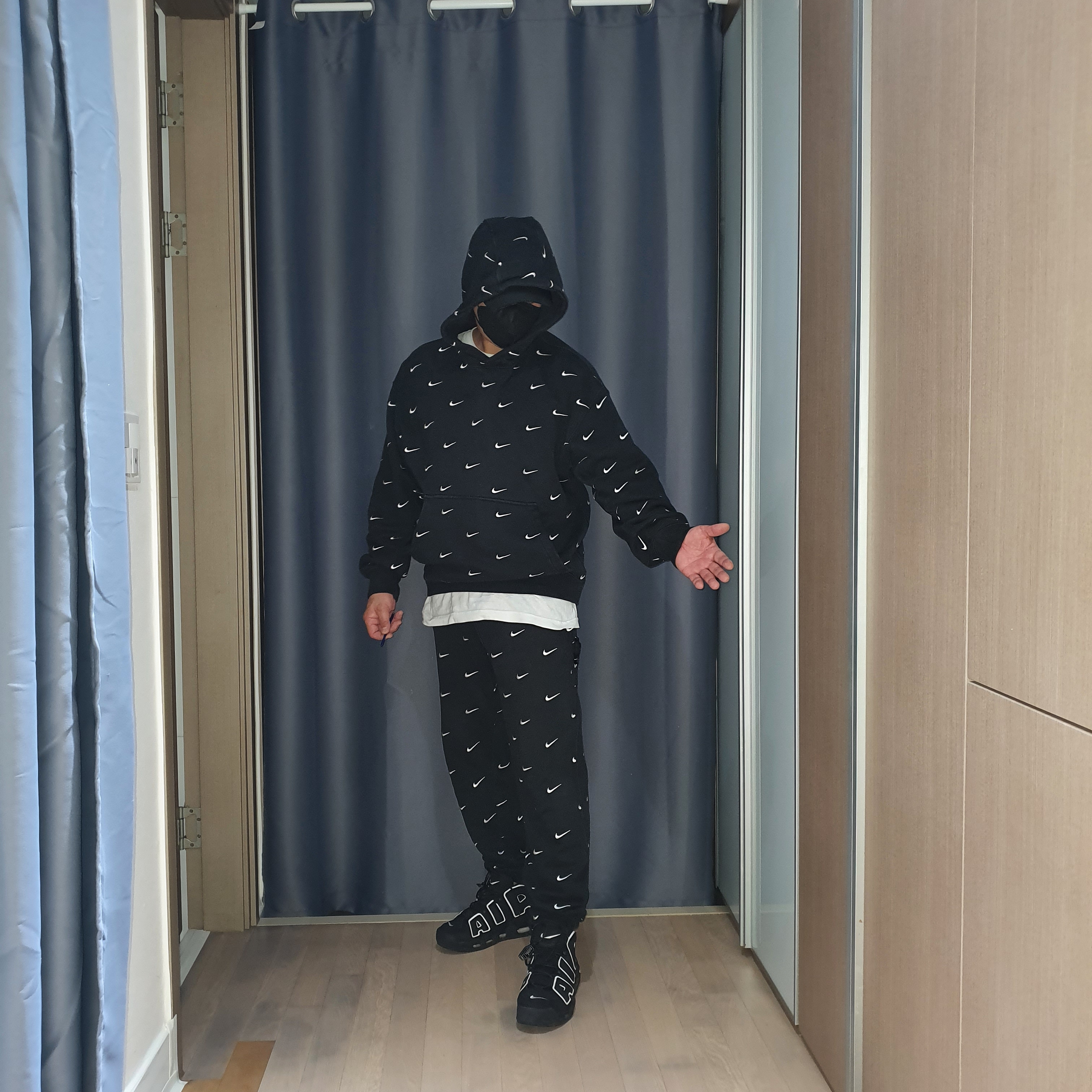 Nike NRG Swoosh Logo Hoodie Black, Nike NRG Swoosh Logo Pants Black 착용 스타일 - 2
