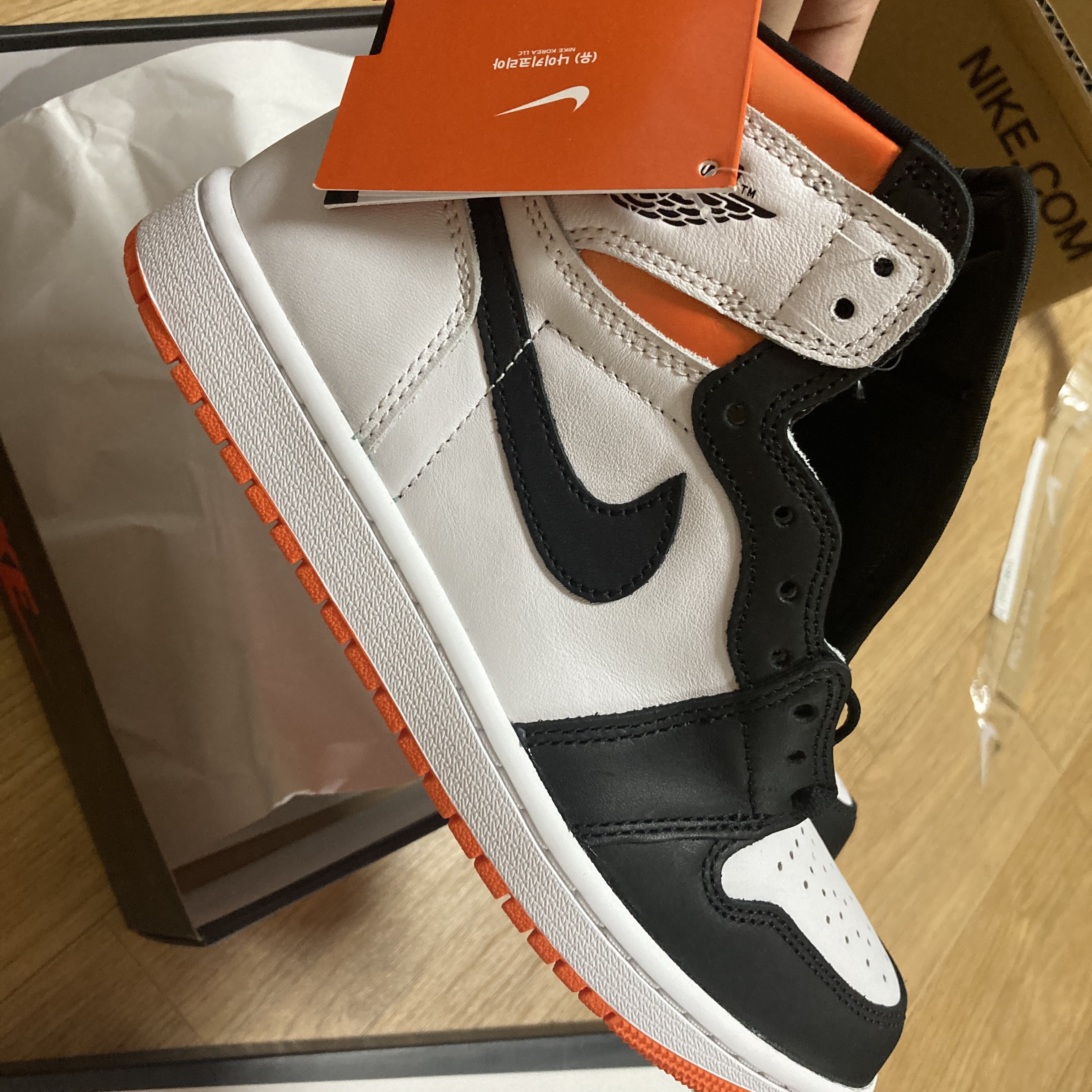 Jordan 1 Retro High OG Electro Orange 착용 스타일